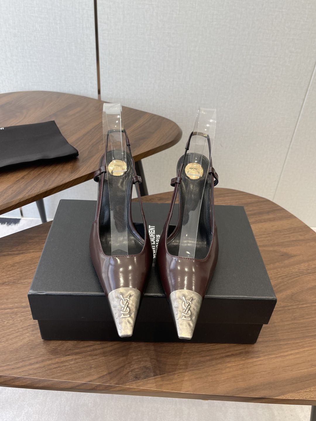 NO:592442,Saint Lauren* 25ss new square toe hardware elegant high heels YSL catwalk style high heels. Match with various small skirts. It doesn't matter the shape of your feet at all. The transparent sparkling diamonds show a phantom under the light. It is so beautiful that the whiteness of the upper feet makes people look up!  The delicate crystal chain embellishes the delicate lines of the ankle, releasing infinite elegance. Explore more high-heeled shoes!  Fabric patent leather Outsole Genuine leather outsole Heel height 10.5cm Size 35-42 (customized for 40, 41, 42), high heels and sandals, saint laurent, saint laurent, saint laurent, sandals, high heels, skirts, Leather soles19860909圣罗兰Saint Lauren* 25ss新品方头五金优雅大气高跟 Ysl走秀款高跟鞋 各种小裙子搭配起来 完全不挑脚型哦 通透的闪钻在光线的照耀下呈现幻彩 真的美的过分 上脚显白的让人上头！细巧水晶链饰点亮脚踝纤雅线条 释放无限优雅魅力 探索更多臻选高跟鞋！ 面料漆皮 大底真皮大底 跟高10.5cm 码数35-42（40、41、42定制）,高跟鞋凉鞋,saint laurent,saint laurent,saint laurent,sandals,high heels,skirts,Leather soles,Women's Shoes