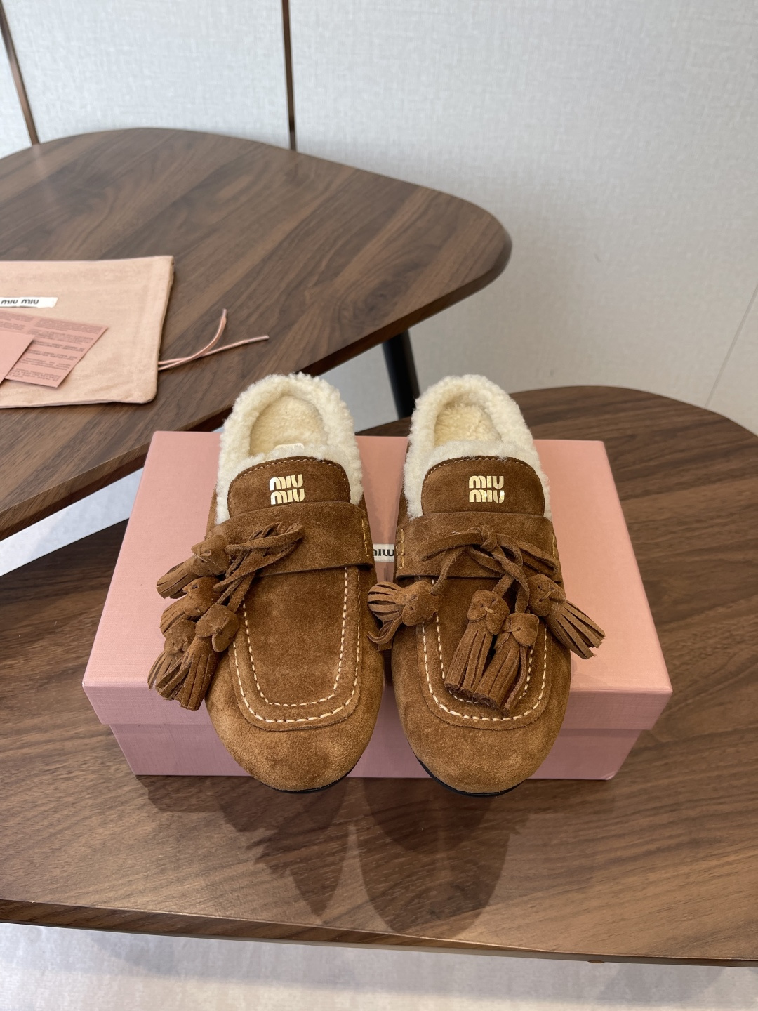NO:592446,Miu Miu 25ss autumn and winter series Mules, wool slippers, toe-toe lambskin half slippers ZP development, original disassembly, matched slippers, instant sales of the market version Miu is really too girly, imported suede upper/imported sheepskin, wool lining, original rubber outsole, Size#35-40 (40, custom made, non-refundable), half-slip fur shoes, miumiu, slippers, sheepskin, chamois leather19860909Miu Miu 25ss 秋冬系列穆勒鞋 羊毛 拖鞋 包头小羊皮半拖Zp开发 原版拆卸 对版拖鞋秒杀市面版本 Miu真的太少女啦 鞋面进口麂皮/进口羊皮 羊毛内里 鞋底原版橡胶大底 Size#35-40（40 定做不退不换）,半拖毛毛鞋,miumiu,slippers,sheepskin,chamois leather,Women's Shoes