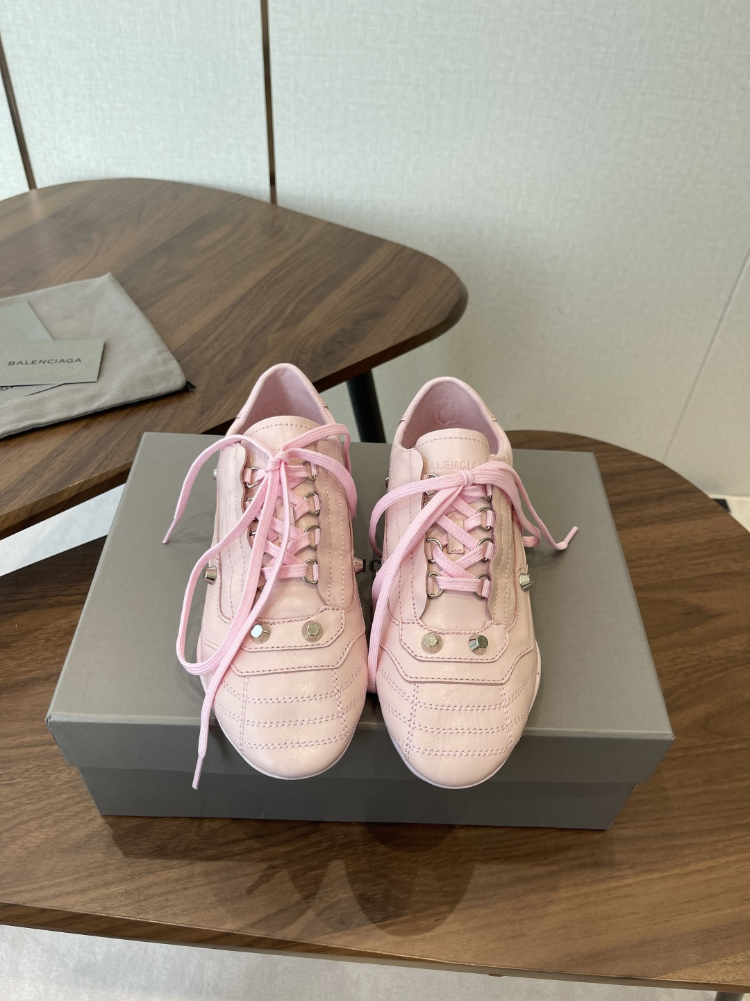 NO:592444,Balenciaga Balenciaga 25vs the latest popular casual series for autumn and winter... [Strapped rivet casual shoes] Purchased and developed from the original version, made one-to-one by Balenciaga. The overall shoe shape draws on the creative ideas of the Balenciaga Track and Balenciaga Runner. It is equivalent to removing the outer frame of the Track shoe body. It also inherits the streamlined shape of the Runner and the beach Velcro process, which is used as a concave shape... Fabric: Original customized cowhide rivet process Inner: Original customized breathable fabric  Feet: Original customized breathable fabric Outsole: Original open-molded TPU molded bottom Size: 35-39 (40 customized) Packaging: Original full set of packaging, casual shoes/sports shoes, balenciaga, balenciaga, sneakers, cowhide19860909Balenciaga巴黎世家25vs秋冬最新爆款休闲系列……【绑带柳钉休闲鞋】 原版购入开发,一比一做货Balenciaga 整体鞋型汲取了Balenciaga Track和Balenciaga Runner两款鞋型的创作思路 相当于把 Track鞋身的外框拆了下来 同时继承了 Runner的流线造型和沙滩魔术贴工艺,用作凹造型…… 面料:原版定制牛皮柳钉工艺 内里:原版定制透气布料 垫脚:原版定制透气布料 大底:原版开模TPU成型底 码数:35-39（40定制） 包装:原版全套包装,休闲鞋/运动鞋,balenciaga,balenciaga,sneakers,cowhide,Women's Shoes