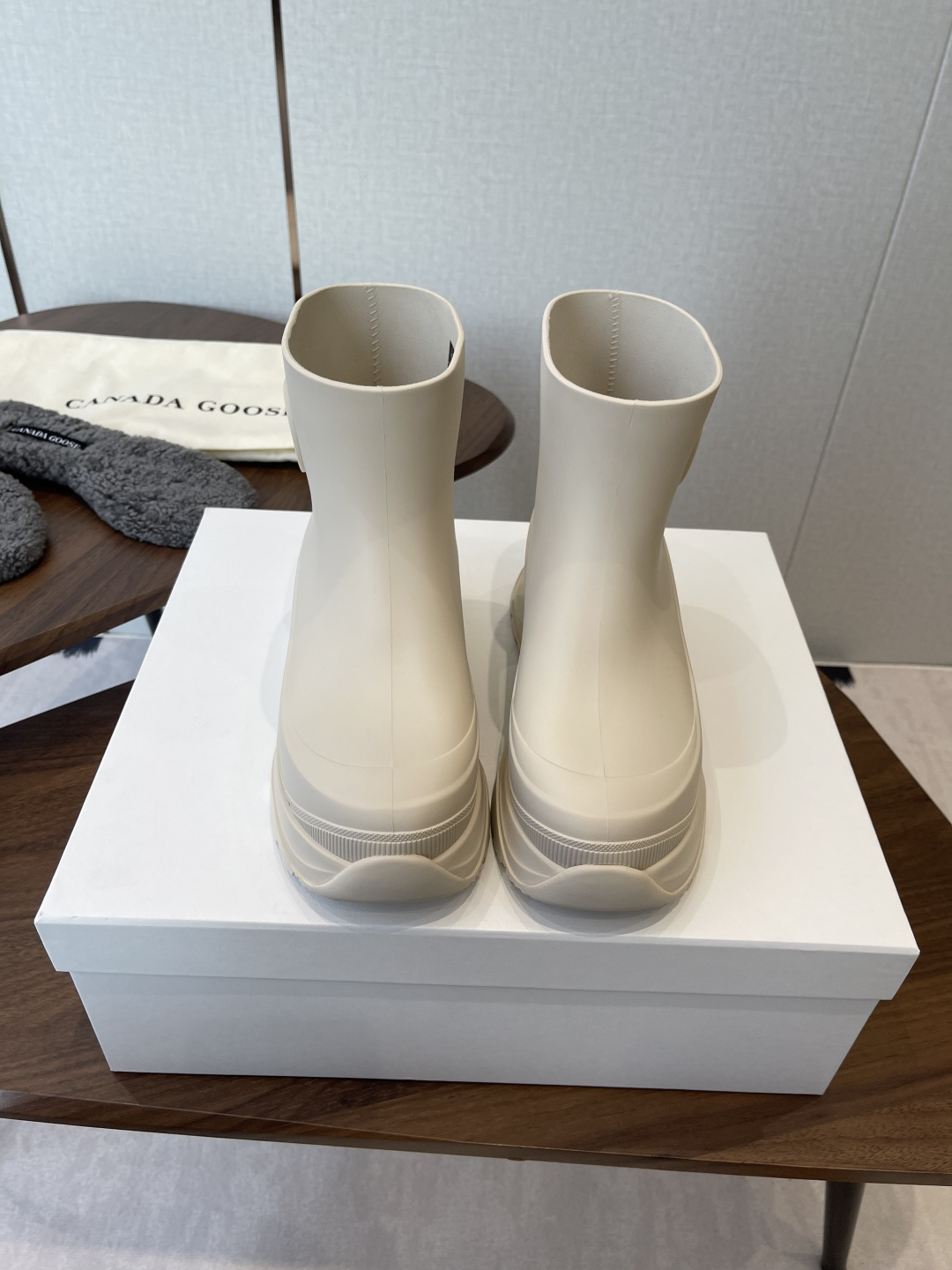 NO:592434,CanadaGoose Vancouver women's rain boots are made of waterproof PU material, with simple uppers and classic badges, giving them a full sense of brand!  The thick rubber sole has strong traction and is suitable for a variety of terrains. Equipped with a removable winter insole, it can be worn in all seasons!  The boot shaft has a moderate height and the pull-tab design is super easy to put on and take off. It is fashionable and practical. It is suitable for outdoor use on rainy days or daily commuting. It can also be matched with casual clothes to easily enhance the look. The molded upper lining is made of wool blend fabric, which has higher warmth and comfort. Comes with two pairs of insoles. Insole 1 (inside the boot) - Made of shearling lining, which has better warmth. Insole 2 (in the box) - OrthoLite insole, which is more comfortable.  PU lightweight midsole, with excellent durability and traction. Size35-40 (40 is custom-made and cannot be returned or exchanged), boots, boots, rain boots19860909CanadaGoose 加拿大鹅Vancouver女士雨靴 采用防水PU材质,鞋面简约,搭配经典徽章,品牌感满满！厚实橡胶鞋底抓地力强,适合多种地形.配有可拆卸冬季鞋垫,四季都能穿！靴筒高度适中,拉环设计超方便穿脱,时尚又实用,雨天户外或日常通勤都很适合,还能搭配休闲服饰,轻松提升造型感. 模塑鞋面内衬采用羊毛混纺面料制成,保暖性和舒适度都 更高 配有两双鞋垫 鞋垫1（在靴子内）-采用羊剪绒衬里,保暖性更好 鞋垫2（在盒内）- OrthoLite鞋垫,更加舒适 PU轻质中底,具有出色的耐用性和抓地力 Size35-40（40订做不退换）,靴子,boots,rain boots,Women's Shoes