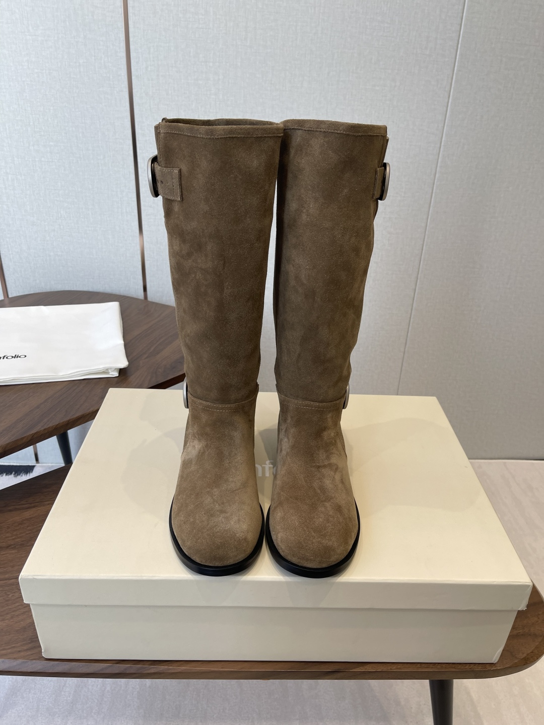 NO:592430,Unfolio 25 new autumn and winter buckle heap boots, knight boots, are called this year's best-looking heap boots, without exaggeration, retro and versatile, lazy and simple, the upper is made of imported cowhide/cow suede, sheepskin lining, Italian imported injection molded outsole Size 35-41 (40 41 custom-made, non-returnable), boots, boots, cowhide, sheepskin19860909Unfolio 25秋冬新款搭扣堆堆靴 骑士靴 称之为今年最好看的堆堆靴,毫不过分,复古百搭,慵懒简约 鞋面采用进口牛皮/牛反绒,羊皮内里,意大利进口注塑大底 Size35-41（40 41订做不退换）,靴子,boots,cowhide,sheepskin,Women's Shoes