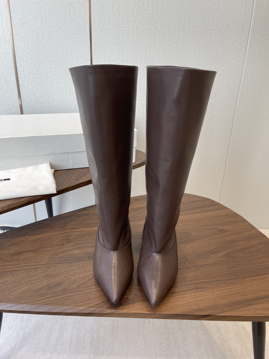 NO:592428,Jacquemus 25ss autumn and winter new boots. The 'fashionable top student' in the black boots world. The neat pointed toe + kitten heel. The large boots are too sharky for me. They directly fill up the aura. They are the center of attention wherever they go. The uppers are imported suede and cowhide. The foot pads are imported lambskin. The outsole is imported genuine leather. The heel height is 4.5cm. Size35-39 (40  41 Custom-made (non-refundable), boots, cowhide, sheepskin, chamois leather, Leather soles19860909Jacquemus 25ss 秋冬 新品靴 黑色长靴界的“时髦尖子生” 利落尖头+小猫跟大靴筒太鲨我 气场直接拉满 走哪都是焦点～ 鞋面进口麂皮.牛皮 垫脚进口小羊皮 大底进口真皮大底 跟高4.5cm Size35-39（40 41订做不退换）,靴子,boots,cowhide,sheepskin,chamois leather,Leather soles,Women's Shoes