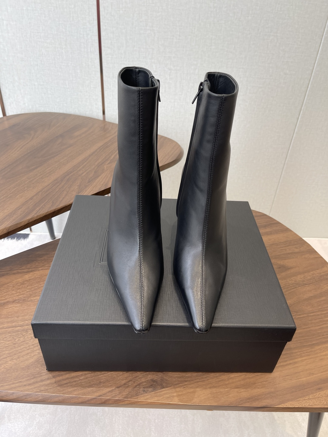 NO:593317,Butter leather short boots, must-have for long legs, YSL high heels, short boots, Yvette Saint Laurent Saint Laurent logo, exquisite high heels, black butter leather, the poplar forest that understands women’s hearts best, beautiful shoes with no dead ends, supports the aura, butter leather, suede, material, noble temperament, imported sheepskin lining, foot-fitting, comfortable, genuine leather outsole imported from Italy, Size35-41 (40 41 custom-made, non-refundable), boots, saint  laurent,saint laurent,saint laurent,boots,sheepskin,chamois leather,Leather soles19860909牛油皮短靴 大长腿必备 YSL 高跟 短靴 Yvette Saint Laurent圣罗兰logo 精致高跟 黑色牛油皮 最懂女人心的杨树林 无死角的美鞋 撑起气场 牛油皮 麂皮 材质 气质高贵 进口羊皮内里 贴脚 舒适 意大利进口真皮大底  Size35-41（40 41订做不退换）,靴子,saint laurent,saint laurent,saint laurent,boots,sheepskin,chamois leather,Leather soles,Women's Shoes