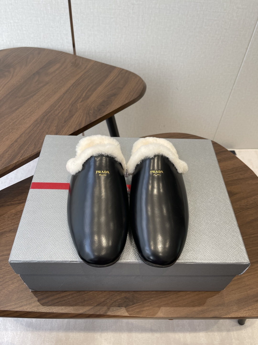 NO:593314,prada fw 26ss latest upgrade for autumn and winter, premium imported wool, new arrival~ p family fur integrated, free shipping, new wool mop, essential for autumn and winter, warm and fashionable ~ full of atmosphere, original molded rubber outsole Size#35-41 (40 41 customized, non-returnable), half drag, prada19860909prada fw 26ss 秋冬最新升级 特级进口羊毛 new arrival～ p家皮毛一体 包邮 毛拖新品 秋冬必备 保暖又时髦～氛围感拉满 原版开模橡胶大底 Size#35-41（40 41订做不退换),半拖,prada,Women's Shoes
