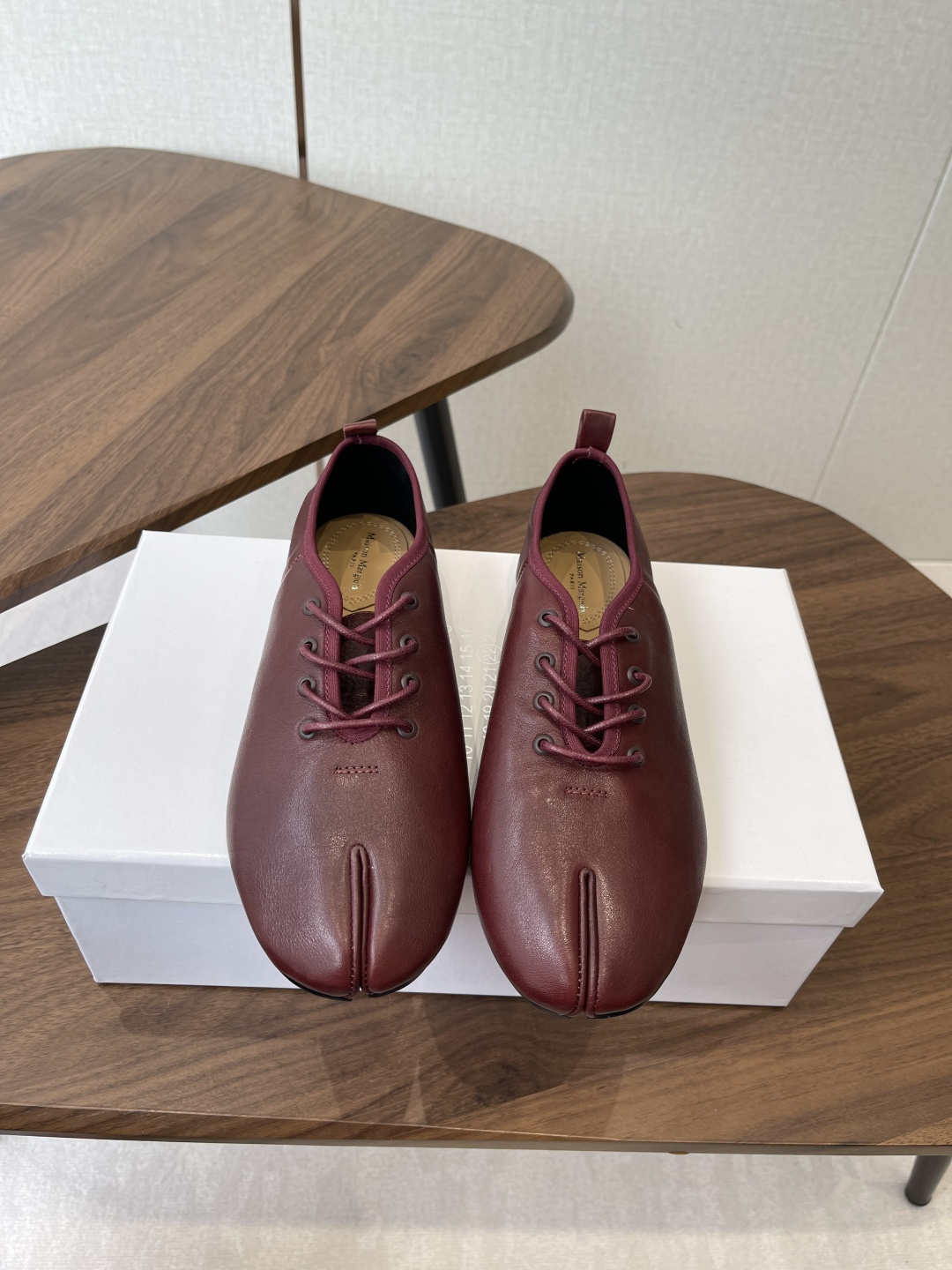 NO:593311,Maison Margiel classic split-toe flat shoes. The toe is an iconic split-toe shape, with a lace-up style. It has a pioneering niche recognition, and the style is unique and non-contrasting. The upper is made of fine leather, and some styles have metallic luster or texture. The details are high-end; there is a brand logo inside the shoe, and the tone is unified.  It has both a minimalist and avant-garde feel. It can be worn with minimalist suits, retro jeans, niche design dresses, and is suitable for various styles such as avant-garde, lazy, and mature. The flat shoe shape is comfortable on the feet; the shoe shape fits the foot shape and can be worn for daily commuting or casual occasions. Upper cowhide/sheepskin Lining double-faced velvet Outsole Genuine leather outsole Increased by 2cm  margiela,flats,skirts,jeans,business suit,cowhide,sheepskin,Leather soles19860909Maison Margiel马吉拉经典分趾鞋平底单鞋 鞋头是标志性分趾造型,搭配系带款式,自带先锋小众的辨识度,风格独特不撞款.鞋面是细腻皮革,部分款式有金属光泽或纹理质感,细节处显高级；鞋内有品牌标识,调性统一. 兼具极简与先锋感,能搭极简风西装、复古牛仔裤、小众设计感连衣裙,适配先锋、慵懒、轻熟等多种风格.平底鞋型,脚感舒适；鞋型贴合脚型,日常通勤或休闲场合都能穿. 鞋面牛皮/羊皮 内里双面绒 大底真皮大底 增高2cm size :35-41码（40 41码定制不退换）,分趾鞋,masion margiela,flats,skirts,jeans,business suit,cowhide,sheepskin,Leather soles,Women's Shoes