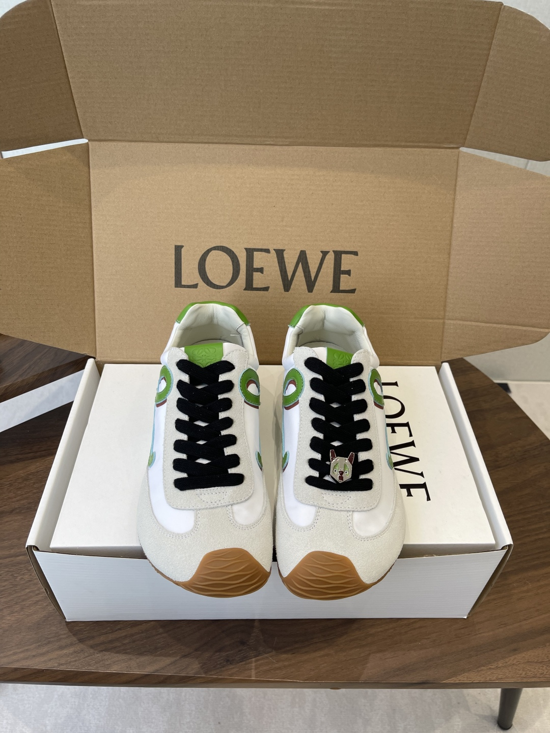 NO:630872,(Official website sync box packaging) Loewe 2025 Paris Fashion Week new balletrunner ballet sneakers and Forrest Gump shoes are classic and fall in love at first sight!  The minimalist style of splicing is really the ultimate!  It is so versatile that you can wear it casually and it can be very high-end. It is very lightweight and can be used for shopping without stress!  Incredibly comfortable on the feet, light and weight-free, I really love it when I go out on the street!  There is a slight increase in height without kicking. The upper material is cowhide stitched with original fabric. The shoe lining is made of sheepskin. The sole material is wear-resistant rubber. The combination sole is optional. Size# Men and Women 35-45 (Female 40 Men 45, custom-made and non-returnable), casual shoes/sports shoes, loewe, sneakers, cowhide, sheepskin19860909（官网同步盒包装） Loewe 2025巴黎时装周新balletrunner 芭蕾运动鞋 阿甘鞋 经典一眼就爱上的！拼接的极简风格真的做到极致！实在太百搭,随便穿搭就可以很高级,很轻便,逛街暴走无压力！ 上脚无敌舒适,轻盈无负重感,出街真的爱了！不打脚还有点小增高 鞋面材质牛皮拼接原版布料 鞋里材质羊皮 鞋底材质耐磨橡胶组合底可选 Size#男女35-45（女40 男45 订做不退换）,休闲鞋/运动鞋,loewe,sneakers,cowhide,sheepskin,Women's Shoes