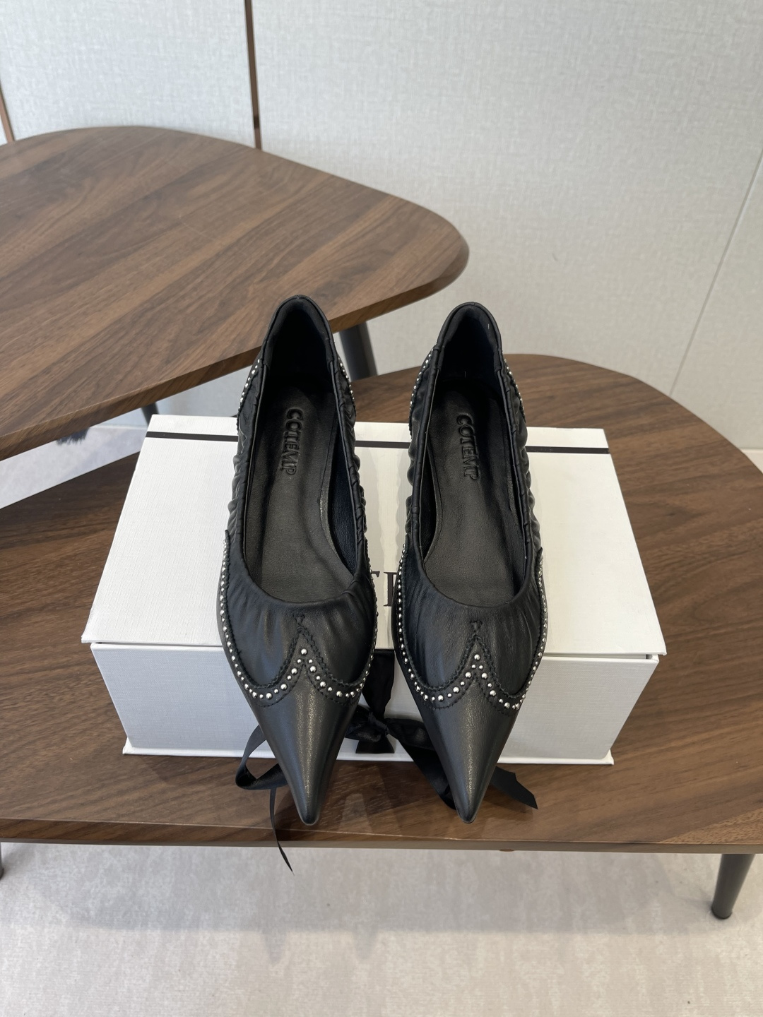 NO:630869,Niche item Cotemp 55FW pointed toe shoes series exclusive new product original purchase!  Developed with ingenuity. A special model in the pointed-toe cat-heeled shoe series, made of calf leather. The entire pair of shoes exudes a scattered metallic luster. The pseudo-hand embroidery process is used to ensure that the upper can be evenly covered and has a very layered feel, which is very gorgeous and agile when walking. The pointed-toe shoes have a flat and narrow design, starting from the sole of the foot and gradually narrowing from wide to better wrap the foot. Original customized calf leather Sheepskin lining/original leather outsole Heel height  Size 35-40 (40 is custom-made and non-refundable), single shoes, cowhide, sheepskin, Leather soles19860909小众单品 Cotemp 55FW 尖头单鞋系列 独家新品 原版购买！匠心开发. 尖头猫跟鞋系列中较为特别的款,采用小牛皮材质 整双鞋履散发着错落的金属光泽. 采用拟手工刺绣工艺,确保鞋面能均匀覆 极具层次感,行走时十分华丽灵动. 尖头鞋扁窄型的设计,是从脚掌处开始由宽逐渐收窄这样能够更好地包裹足部 原版定制小牛皮 羊皮内里/原版真皮大底 跟高 码数35-40（40 订做不退换）,单鞋,cowhide,sheepskin,Leather soles,Women's Shoes