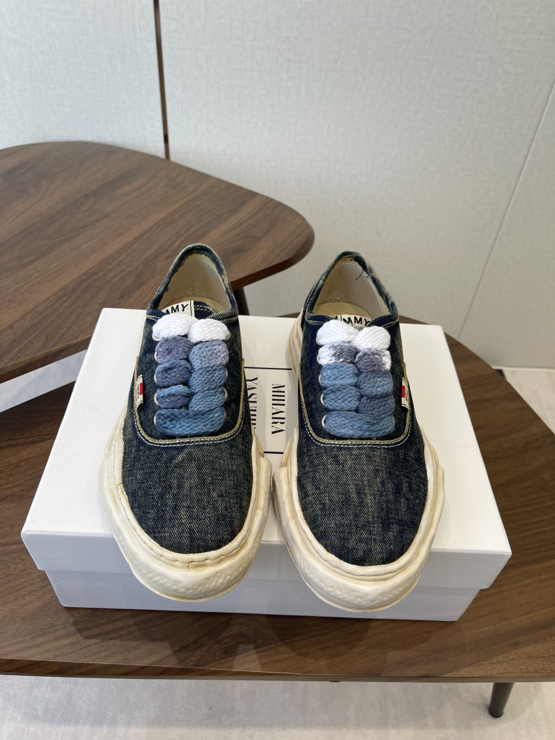 NO:630866,Mihara Yasuhiro MMY dissolving shoes, couple model, retro, distressed, washed heavy craft dissolving shoes, welding the retro trendy soul on the feet, the old trendy feeling that can be praised at a glance. The washed denim looks like it has been soaked in ten years, and the faded texture comes with a Vintage filter; the broken raw edge of the dissolving outsole + the old hemming, stepping on the foot is like wearing the artistic sense into daily life, each pair is a unique trace of the years  2025's top dressing code is to instantly transform into a 90s street boy with overalls, and the sense of relaxation is straight away. Pair it with a short skirt/denim jacket, retro and modern, and bring a trendy buff when taking photos on the street. The soul of this pair of shoes is that the older they are, the more advanced they are. The material upper is original custom-made space Monica washed denim. The inner lining is original breathable fabric. The outsole is originally molded and stamped EVA foam bottom. Size35-45 (45 for women, 45 for men, custom-made, non-returnable)  Full set of counter original packaging, casual shoes/sports shoes, mmy, sneakers, skirts, jackets & coats19860909三原康裕MMY溶解鞋 情侣款 复古 做旧 水洗重工艺溶解鞋 把复古潮魂焊在脚上 一眼封神的旧 潮感 水洗牛仔布像浸过十年时光,褪色纹理自带Vintage滤镜；溶解大底的破碎毛边+做旧包边,踩在脚下像把艺术感穿成日常,每双都是独一份的岁月痕迹 2025顶流穿搭密码配工装裤秒变90年代街头仔,松弛感直接拉满,搭短裙/牛仔外套复古撞现代,出街拍照自带潮人buff 这双鞋的灵魂 越旧越高级 材质鞋面原版定制太空莫尼卡水洗牛仔布 内里原版透气布 大底原开模钢印EVA发泡底、 Size35-45（女40男45订做不退换） 全套专柜原包装,休闲鞋/运动鞋,mmy,sneakers,skirts,jackets & coats,Women's Shoes