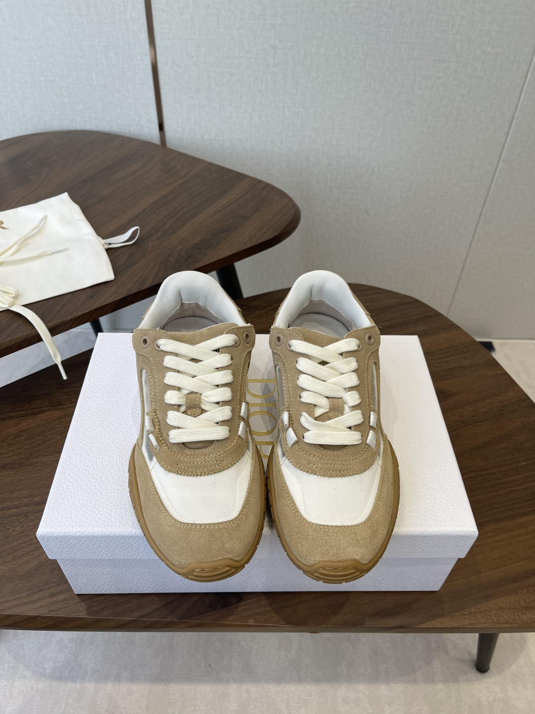 NO:630860,Dior Dior 26 Spring and Summer New Couple Casual Shoes Moral Shoes The upper is made of suede and mesh. It is carefully made with suede and mesh panels on the front. It has a lace-up design and is easy to put on and take off. The thick bottom makes it appear taller and slimmer. It can be worn with both trousers and skirts. It can be salty or sweet. It is highly recommended and perfect for all kinds of matches. The original last type is super comfortable on the feet and the original lining mesh. The upper is suede and mesh.  Sheepskin lining, outsole Tpu size for men and women 35-45 (40 for women and 45 for men, custom made and non-returnable), casual shoes/sports shoes, dior, dior, sneakers, skirts, cowhide, sheepskin, chamois leather19860909Dior 迪奥 26春夏新款 情侣 休闲鞋 德训鞋 鞋面采用麂皮和网面拼接 精心制作,正面饰以同色调绒面牛皮革镶片, 系带设计,穿脱方便,底厚显高显瘦小能手 既能配裤装又能配裙装可咸可甜超级推荐,百搭完美 原版楦型 上脚超舒服原版内里网布 鞋面麂皮和网面拼接 内里羊皮 大底Tpu Size男女35-45（女40男45订做不退换）,休闲鞋/运动鞋,dior,dior,sneakers,skirts,cowhide,sheepskin,chamois leather,Women's Shoes