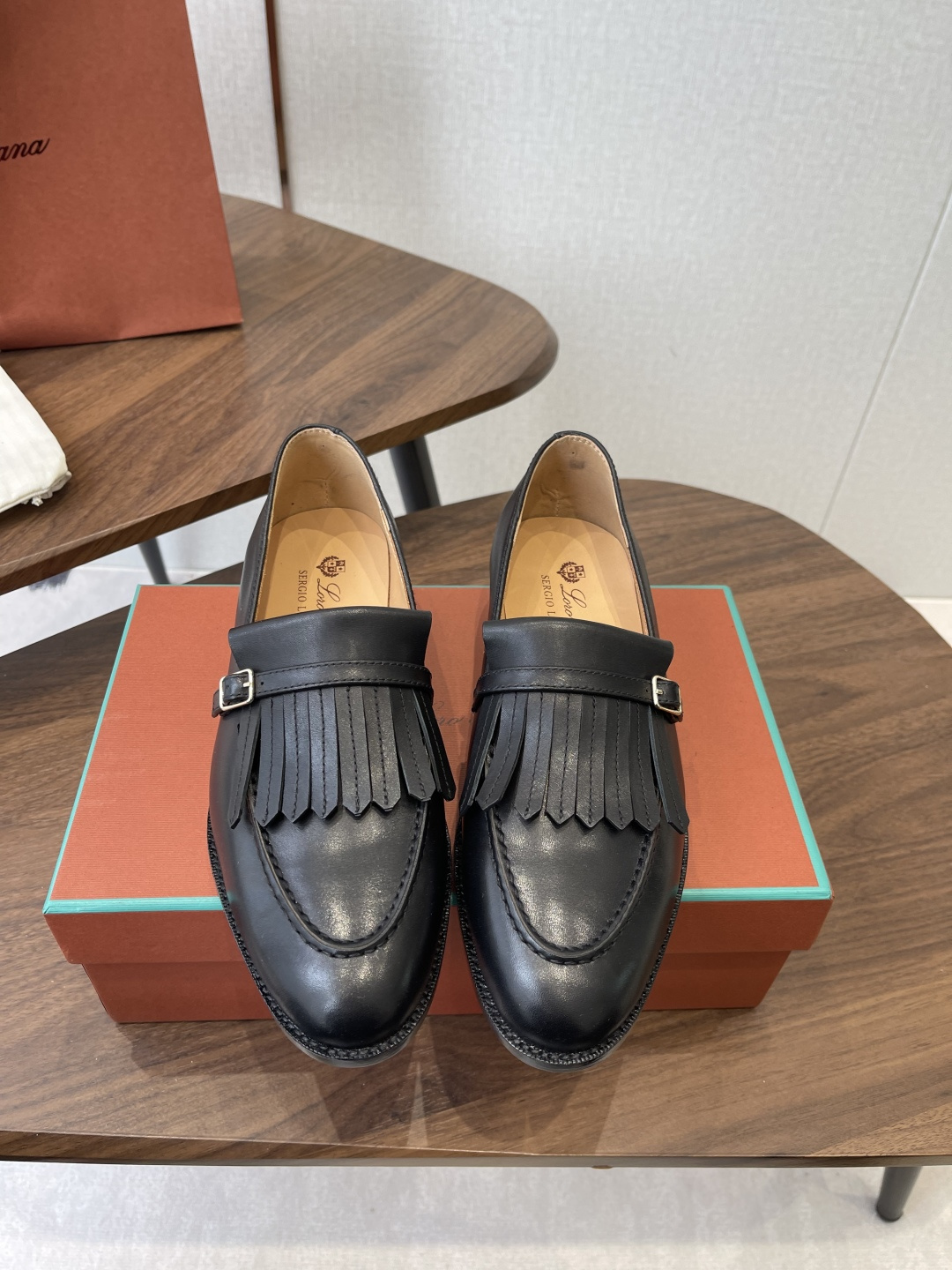 NO:630857,Sheep cowhide Loropiana 25ss new classic high mercerized sheepskin leather loafers. LP has always been a design style based on ease of wear and comfort. In recent years, the old money style has been super worn. This loafer is no exception. The simple design concept is decorated with the brand's classic colors, which makes it extremely simple!  It is truly a pair of items that can be worn regardless of age, occupation, or outfit. The leather is made of imported high-mercerized sheepskin leather. The lining is mixed sheepskin. The original Italian leather outsole is Size#35-41 (35 41 custom-made and non-returnable), loafers, loro piana, loro piana, loafers, cowhide, sheepskin, sheep, sheep, Leather soles.19860909羊猄 牛皮 Loropiana 25ss 新款 经典高丝光羊京牛皮乐福皮鞋 LP一直是以好穿舒适为主的设计风格 这几年老钱风穿搭超级 这款乐福鞋也不例外 简约的设计理念搭配品牌经典的颜色做点缀显得格外极简！ 真的做到一双不分年龄不分职业不分穿搭都可以驾驭的单品 皮料选用进口高丝光羊京牛皮 内里混种羊皮 原版意大利真皮大底 Size#35-41（35 41订做不退换）,乐福鞋,loro piana,loro piana,loafers,cowhide,sheepskin,sheep,sheep,Leather soles,Women's Shoes