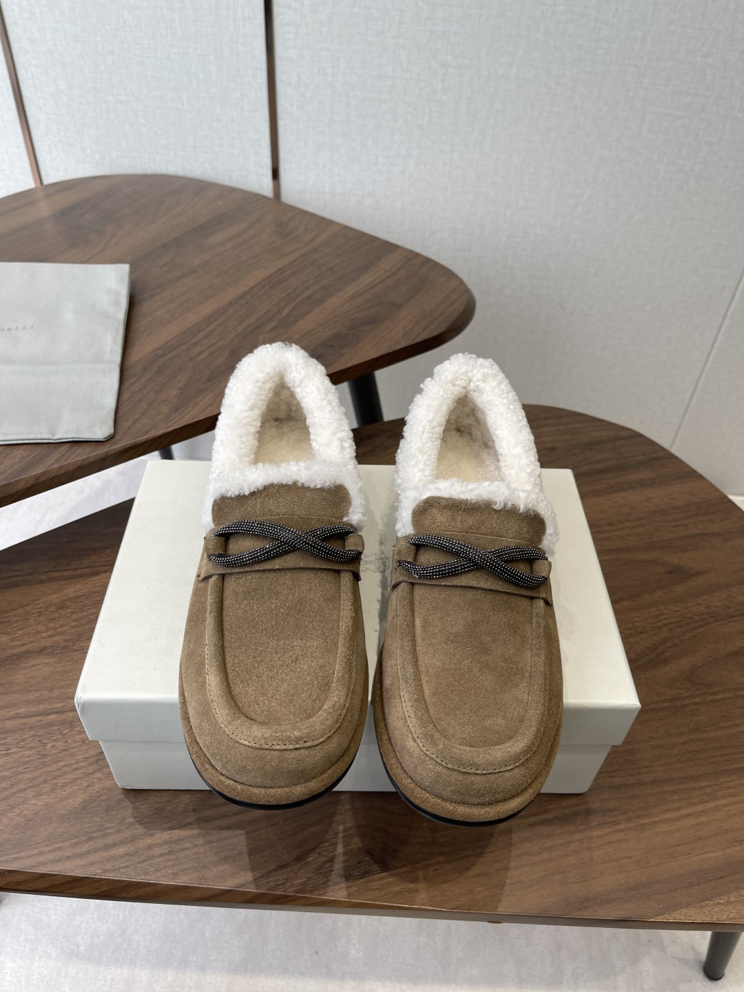 NO:630854,Brunello Cucinelli 25ss new retro loafers for autumn and winter. BC is a well-known Italian brand with minimalist style and handmade bead chain accessories!  Retro and high-end!  Simple and elegant, it is a very attractive style!  The king of advanced jokers, completely irresistible!  The feet feel very good and comfortable!  It looks ordinary, but looks slim and handsome!  Not limited to any occasion, daily work, fashionable and capable!  No matter it is paired with skirts, trousers, or windbreakers, it is very versatile!  Super eye-catching!  Suitable for spring, summer, autumn and winter all year round. The fabric is original high mercerized cow suede. The lining is original wool for the feet. The outsole is original molded outsole. The accessories are original molded customized bead chains. The level of luxury is the same as that of clothing. Size#35-41 (35 41 customized, non-refundable), loafers, fur shoes, brunello cucinelli, loafers, skirts19860909Brunello Cucinelli 25ss 秋冬新款复古乐福鞋 BC是意大利知名品牌,极简主义风格,纯手工串联珠链配饰！复古又高级！简约又大气,属于非常耐看的款式！ 高级百搭之王,完全没有抵抗力！脚感很好很舒服！看起来平平无奇,穿起来又瘦又帅！ 不局限任何场合,日常工作、时尚又干练！不管搭配 裙装、裤装、风衣大衣、都非常百搭！超级耐看！一年四季春夏秋冬皆适宜. 面料原版高丝光牛反毛 内里原版羊毛垫脚. 大底原版开模大底 配饰原版开模定制珠链,奢侈程度和服装无区别. Size#35-41（35 41 定做不退换）,乐福鞋毛毛鞋,brunello cucinelli,loafers,skirts,Women's Shoes