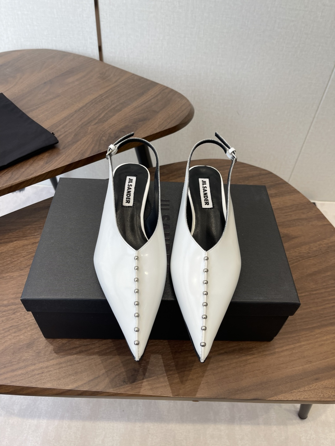 NO:630848,JILSANDER 26ss spring and summer personalized trendy new product. Genuine purchase and development, perfect reproduction one to one. Classic line design, a versatile summer item. Loved by Internet celebrity bloggers and ladies, various praises on social platforms, super popular, high quality, breathable and super comfortable. Imported cowhide leather upper with open edge beads, sheepskin lining, Italian genuine leather outsole  Size35-40 (40 orders are not returnable), sandals, jil sander, sandals, cowhide, sheepskin, Leather soles19860909JILSANDER 26ss 春夏个性潮流新品 正品购入开发、完美复刻一比一做法 经典的线条设计、炒鸡百搭的一款夏季单品, 网红博主小姐姐们的挚爱,社交平台的各种夸赞,人气超高质感透气超级舒适 鞋面进口进口牛皮开边珠 内里羊皮 大底意大利真皮大底 Size35-40（40订做不退换）,凉鞋,jil sander,sandals,cowhide,sheepskin,Leather soles,Women's Shoes