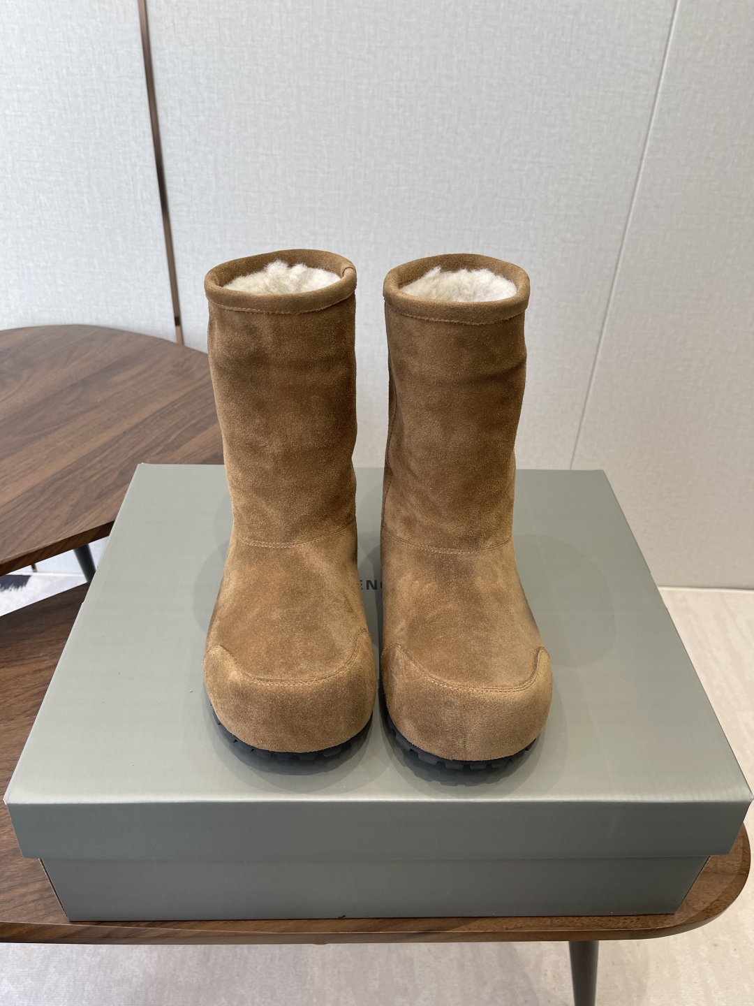 NO:630847,BALENCIAGA Balenciaga Ski Series Latest Snow Boots Genuine RMB purchase and development Perfect reproduction The designer launches to explore the concept of originality and appropriation in the fashion industry, pay tribute to inheritance and classics with a new series, break the conventional design with the iconic Balenciaga abstraction, and collide with new creative ideas that are witty and harmonious. The original version is made one to one, and the fabrics are all customized. Double-layered uppers, one layer inside and one outside, exclusive molded outsole  Size35-40 (40 is custom-made and cannot be returned or exchanged), snow boots, balenciaga, balenciaga, boots19860909BALENCIAGA巴黎世家滑雪系列 最新款 雪地靴 正品RMB购入开发 完美复刻 设计师推出探索时尚界对于原创与挪用的概念、以全新系列致敬传承与经典,以标志性Balenciaga抽象打破常规设计 碰撞出诙谐又和谐的新创意、原版一比一做法、面料全部定制 双层鞋面里外一层 独家开模大底 Size35-40（40订做不退换）,雪地靴,balenciaga,balenciaga,boots,Women's Shoes