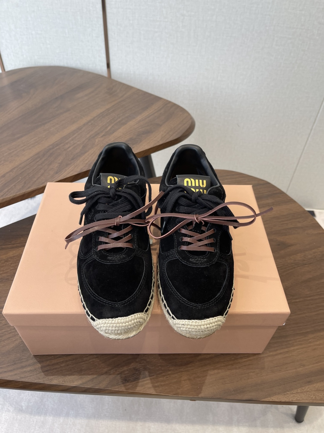 NO:630845,Miumiu 25ss new autumn and winter style woven hemp rope fishermen's shoes Latest catwalk series Classic upgrades Comfort and fashion coexist Each color combination looks good, and the design matches different style needs Upper A-grade high mercerized smooth cow velvet, hand-woven raffia Inner A-grade high mercerized smooth cow velvet Outsole rubber sole Size35-40 (40 orders are not returned), casual shoes/sports shoes, miumiu, sneakers, espadrilles19860909Miumiu 25ss 秋冬新款 编织麻绳渔夫鞋 最新走秀系列 经典升级 舒适度与时髦度并存 每个颜色搭配都好看,设计搭配不同风格需求 鞋面A级高丝光胎牛绒,拉菲草手工编织 内里A级高丝光胎牛绒 大底橡胶底 Size35-40（40订做不退换）,休闲鞋/运动鞋,miumiu,sneakers,espadrilles,Women's Shoes