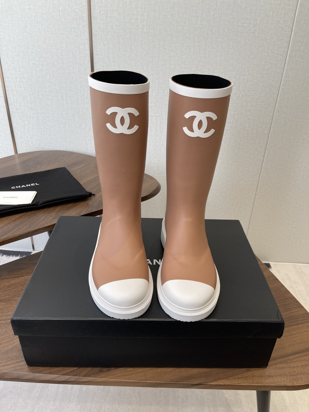 NO:630843,CHANEL Chanel 25ss hot rain boots!  I bought a pair of rain boots that look great this season. They are limited to single digits in domestic counters. If you don’t have VIC, you can’t get them at all. I am so lucky. I really love these rain boots. I like them so much. The upper feet are soft and waxy. They are so comfortable. They flatter the shape of the legs and make them look longer. They are the best rain boots on the Internet!  Purchased at counter for 7800!  !  !  Exclusive mold opening and customization on the entire network. After 1 month of adjustment, the product is restored to the original quality, instantly selling off all the products on the market!  !  Size#35-39 (40 custom-made, non-refundable), boots, chanel, chanel, boots, rain boots19860909CHANEL香奈儿25ss 大爆款雨靴！ 入手一款本季颜值爆表雨靴,国内专柜个位数限量,不是vic完全是拿不到的 我真是太幸运了,真是大爱这雨靴我太喜欢了,上脚软软糯糯,太太太太太舒服了,很修饰腿型超级显腿长,全网最好穿的雨靴！ 专柜以7800购入！！！全网独家开模定制,历经1个月调整还原正品级,秒杀市场面上的所有货品！！ Size#35-39（40定做不退换）,靴子,chanel,chanel,boots,rain boots,Women's Shoes