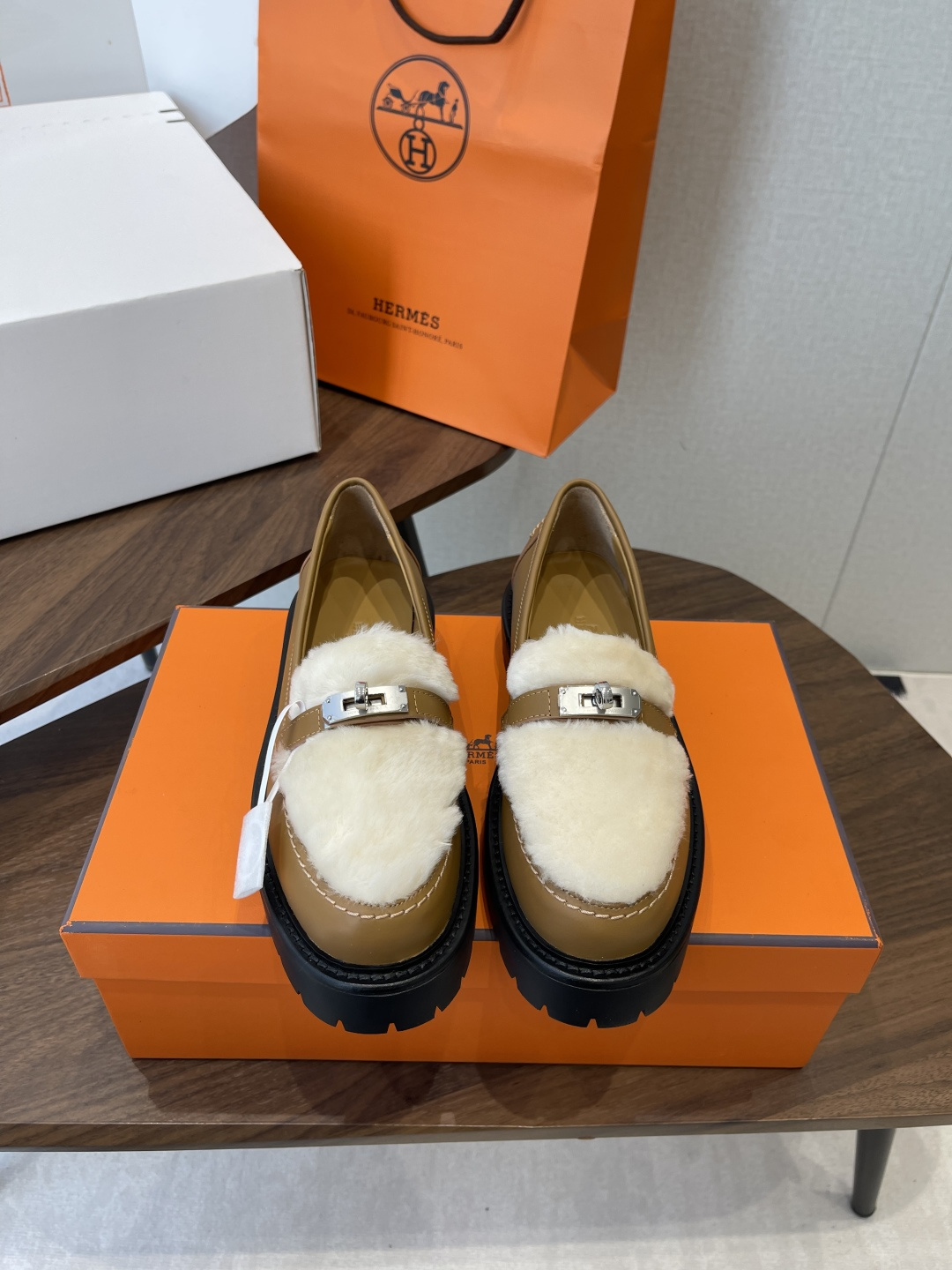 NO:630841,(Official website sync box packaging) HERMES 25 autumn and winter Hermès popular thick-soled loafers!  There is no doubt that Hermès is the leader in luxury goods. Every single product is very popular. There are no complicated decorations, and it looks very high-end simply!  Hermès does not produce many shoe styles, but it is superior in refinement and classics. It will never go out of style. It is a brand that maintains and appreciates value. It is rare to have such a reputation in consumer goods sincerely!  Hermès is really cheating this year and is popular all over the Internet. These loafers fit your feet, are easier to wear, and don’t pick on the shape of your feet!  It feels super comfortable to wear!  You don’t have to live a basic life, but you must have basic leather shoes!  Size#35-41 (40 41 custom-made, non-refundable), loafers, hermes, hermes, loafers19860909（官网同步盒包装） HERMES 25秋冬 爱马仕爆款厚底乐福鞋！毋庸置疑爱马仕是奢侈品中的翘楚,每个单品出来都是非常深入人心,没有复杂的装饰,简简单单就显得很高级了！ 爱马仕鞋子款式出的不算多但是胜在精,胜在经典,从来不会过时,属于保值升值的品牌 在消费品里面真心作出这样的口碑来也是实属难得！ 今年爱马仕简直开挂,火爆全网,这款乐福鞋贴合脚部,更加好穿,不挑脚型！穿起来脚感超级舒适！你可以不要基础款的人生,但基础款的皮鞋一定要有！ Size#35-41（40 41订做不退换）,乐福鞋,hermes,hermes,loafers,Women's Shoes
