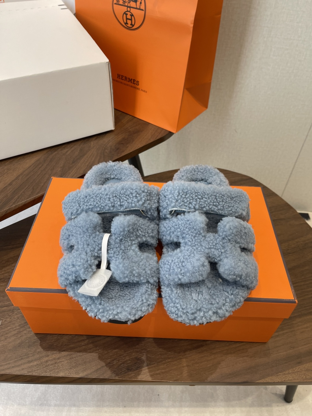 NO:630839,(Official website synchronization box packaging) Hermes has a wave of surprises. Hermes wool slippers are completely fashionable and top-notch products. The Hermes Teddy hair slippers are really soft, waxy and super beautiful... The first pair of wool slippers in early winter. It is so comfortable to wear. It feels like stepping on the carpet and I don't want to take them off. Commonly known as the second uncle's slippers, they are here to bring an extremely comfortable day... Materials: imported suede, imported cowhide, imported lamb wool lining, Tpu non-slip outsole  Size#35-40 (40 orders are not returnable), woolen shoes and slippers, hermes, hermes, slippers, cowhide, chamois leather19860909（官网同步盒包装） Hermes 一波惊喜爱马仕毛拖妥妥的时尚款顶级出品轻奢 hermes泰迪毛拖真的软软糯糯超美....... 初冬的第一双毛拖,真的穿起太舒服了,像踩在地毯上完全不想脱下来,俗称二舅拖鞋它来啦 带来极度舒适的一天.... 材质进口麂皮 进口牛皮 内里进口羊羔毛 Tpu防滑大底 Size#35-40（40订做不退换）,毛毛鞋拖鞋,hermes,hermes,slippers,cowhide,chamois leather,Women's Shoes