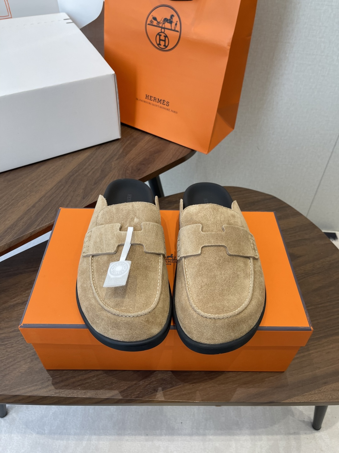 NO:630837,Men's model 20 (synchronized with the airplane box on the official website) The latest upgraded version of HERMES Hermès cute Mule half-slip Birkenstock shoes. Summer really needs versatile slippers. They look good no matter how you match them. They have a casual and high-end feeling. The comfort is also great. They match with various colorful socks. It is very trendy. Imported cow suede fabric Sheepskin lining Tpu non-slip wear-resistant outsole Size #Female code 35-40 (40 is not returned or exchanged when customized)  #Men's code 39-45 (45 is custom-made and cannot be returned or exchanged), half drag, hermes, hermes, slippers, sheepskin, socks19860909男款20（官网同步飞机盒包装） 最新升级版本 HERMES 爱马仕呆萌穆勒半拖勃肯鞋 夏天真的太需要百搭拖鞋了,怎么搭配都好看,随意且高级的感觉 舒适度也很棒,搭配各种彩色袜子,潮爆了 进口牛反绒面料 羊皮内里 Tpu防滑耐磨大底 Size#女码35-40（40订做不退换）  #男码39-45(45订做不退换),半拖,hermes,hermes,slippers,sheepskin,socks,Women's Shoes