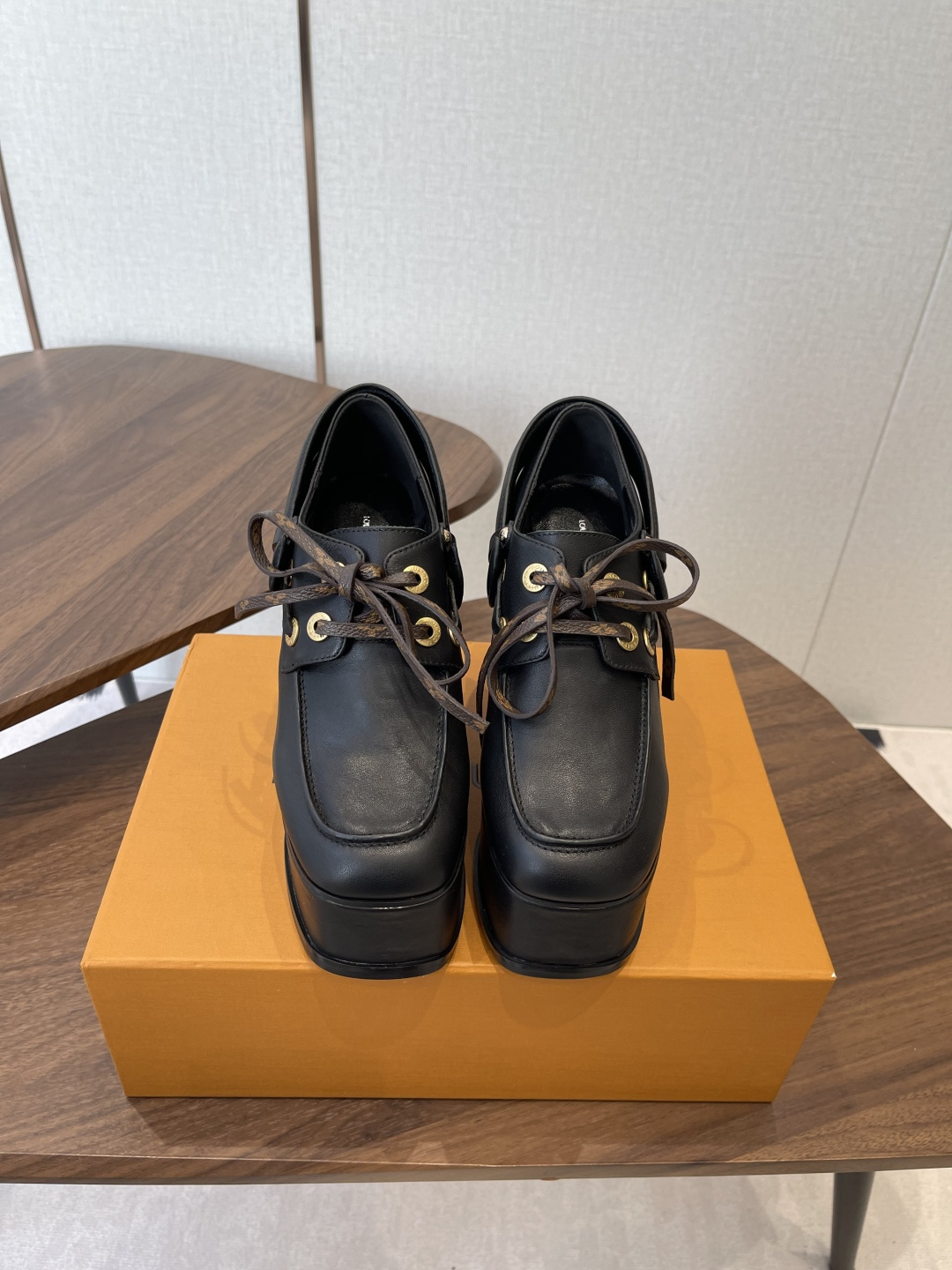 NO:630835,Louis Vuitton's latest hot-selling series of sky-high single shoes, wedge heels, are available simultaneously at counters. The original European style is perfect for wearing with these shoes. They are elegant and crystal clear. Regardless of the material of the accessories, they are exclusively customized at 1:1. You must go to get the original version. The entire series is full of exciting and beautiful elements. Upper: cowhide, lining: sheepskin, feet: sheepskin.  Outsole: original customized sole, water platform height 5cm in front and 11.5CM in back. Packaging: original complete package. Size: 35-42 (40.41.42 customization is non-refundable), high heels, louis vuitton, high heels, cowhide, sheepskin19860909Louis vuitton最新爆款恨天高单鞋系列 坡跟水台-专柜同步发售, 原汁原味的欧式风格,上脚非常完美穿搭上配此鞋,优雅大方,晶莹剔透,无论种各配件材质,都是独家1:1定制,必到做原版零距离,整系个列都充了满令兴人奋意和外的元结素合 鞋面:牛皮 内里:羊皮 垫脚:羊皮 大底:原版定制底 水台高前5cm 后11.5CM 包装:原版全套包装 码数:35-42(40.41.42定制不退换),高跟鞋,louis vuitton,high heels,cowhide,sheepskin,Women's Shoes