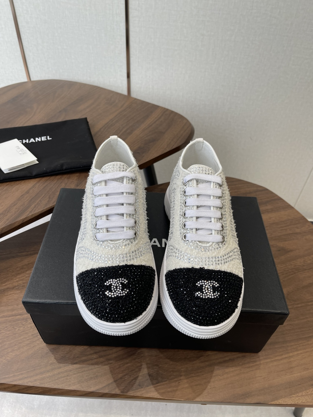 NO:630833,Chanel Chanel 25ss spring and summer new counter top casual sports shoes. This classic design has a variety of electric embroidery styles on the upper; the outsole is fashionable and sporty; it incorporates a variety of color matching elements and is very versatile and versatile, suitable for leisure, fashion, sports, and outdoor use. The upper is made of original imported fabrics, drilled surface, and the lining is made of original imported breathable mesh. Original IP foam outsole Size 35-41 (40  41 Customized (no return or exchange), casual shoes/sports shoes, chanel, chanel, sneakers19860909Chanel香奈儿 25ss 春夏新款专柜顶级休闲款运动鞋 这款经典设计 鞋面多种工艺电绣的风格；大底却时尚运动；不平凡的拥入了多种配色元素多元化混搭非常好看百搭,休闲,时尚,运动,户外都能兼顾 鞋面采用 原版进口布料 钻面 内里采用 原版进口透气网 原版IP发泡大底  Size35-41（40 41订做不退换）,休闲鞋/运动鞋,chanel,chanel,sneakers,Women's Shoes