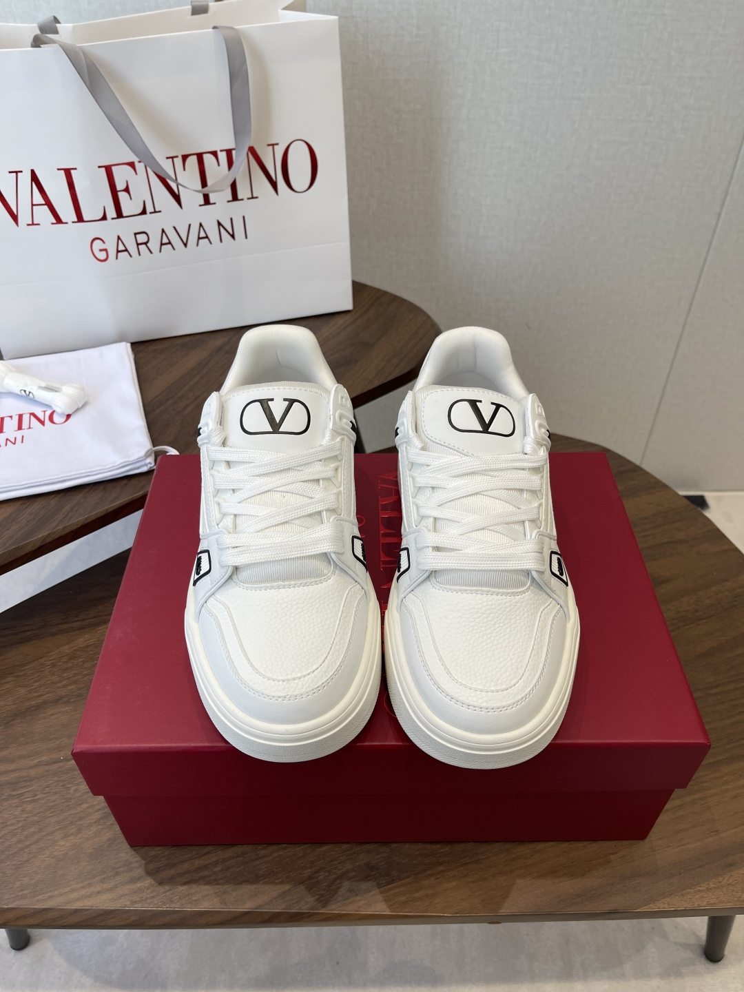 NO:630829,VALENINO couple's sports shoes series 25 autumn and winter new couple's sports shoes are on sale. The original ZP purchase and dismantling, repeated pattern making and modification, try to restore it one to one!  Top luxury masterpiece. Signature rivet design. Soft and comfortable. Brings excellent and elegant texture and excellent on-foot comfort. Original configuration and complete packaging. Size for men and women 35-46 (40 for women and 46 for men, custom made, non-returnable), casual shoes/sports shoes, valentino, valentino, sneakers19860909VALENINO华伦 情侣款运动鞋系列 25秋冬新款情侣运动鞋 火爆发售 原版ZP入购拆解 反复打版调改 力要一比一还原！ 顶级奢华力作 招牌柳钉设计 柔软舒适 带来卓越优雅的质感 与极佳的上脚舒适感 原版配置全套包装 Size男女35-46(女40男46订做不退换),休闲鞋/运动鞋,valentino,valentino,sneakers,Women's Shoes