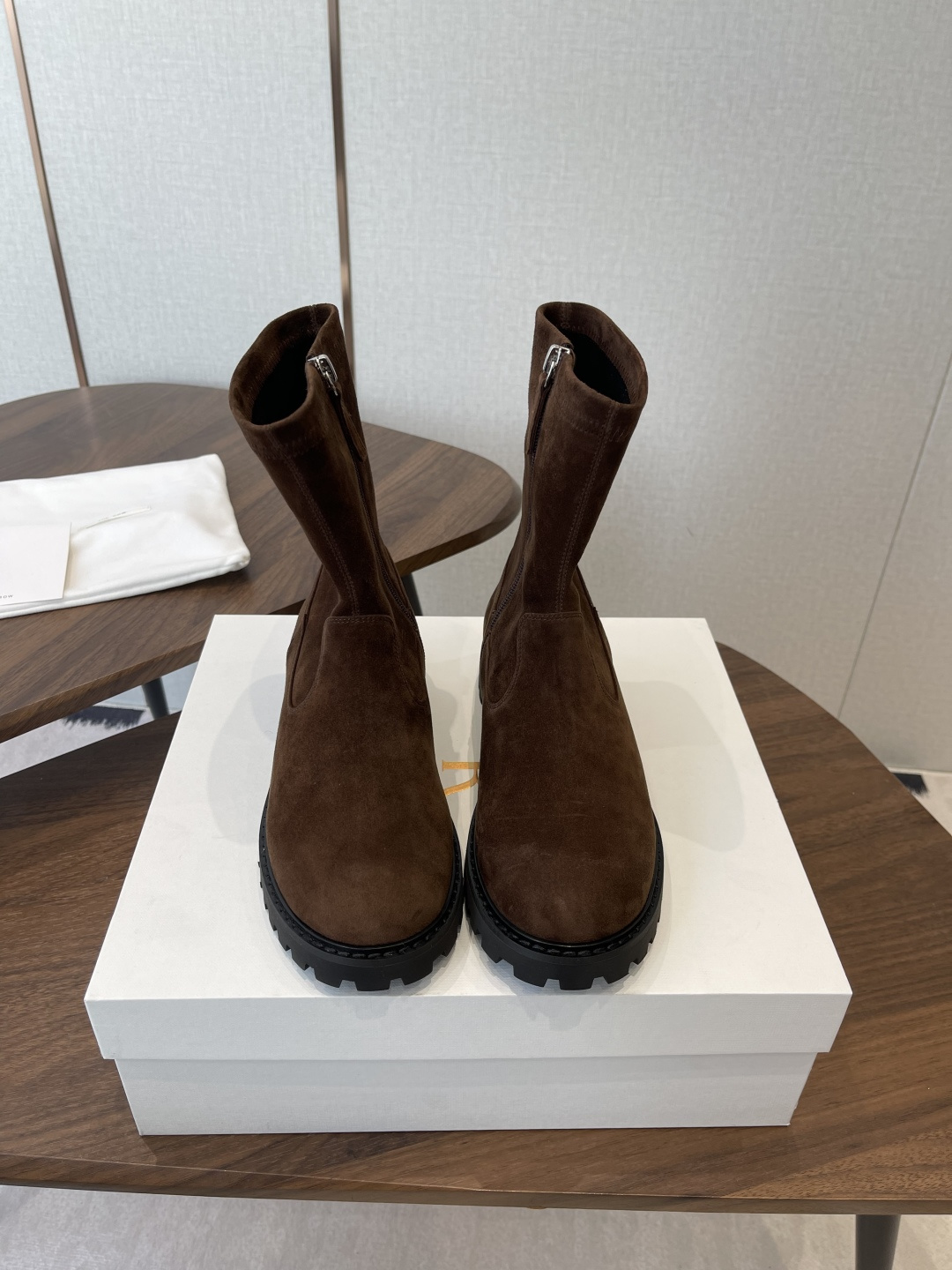 NO:630846,Made in Guangzhou, The Row genuine leather French retro round-toe minimalist and versatile flat-soled Chelsea short boots are really the most comfortable style I have ever worn. They are so soft!  People who are foot grinders must pick it up. It has a high-end yet simple feel. In fact, in addition to being good-looking, it is so comfortable that you can’t bear to take it off!  Paired with jeans, suit trousers, and skirts, there is no sense of violation. The fabric is original imported suede. The sole is original sole. Size#35-39 (40, customization is non-returnable and non-exchangeable), boots, boots, skirts, jeans, business suit, chamois leather19860909莞产The row真皮法式复古圆头极简百搭平底 切尔西短靴脚真的是史上我穿过最最舒服的款式太柔软啦！ 磨脚星人一定要收了它 有一丢高级又简约的感觉其实除了好看以外它的舒适度真的是好穿到舍不得脱下来啦！ 搭配牛仔裤 西装裤 半身裙都毫无违和感 面料原版进口麂皮 鞋底原版鞋底 Size#35-39（40,定制不退不换）,靴子,boots,skirts,jeans,business suit,chamois leather,Women's Shoes