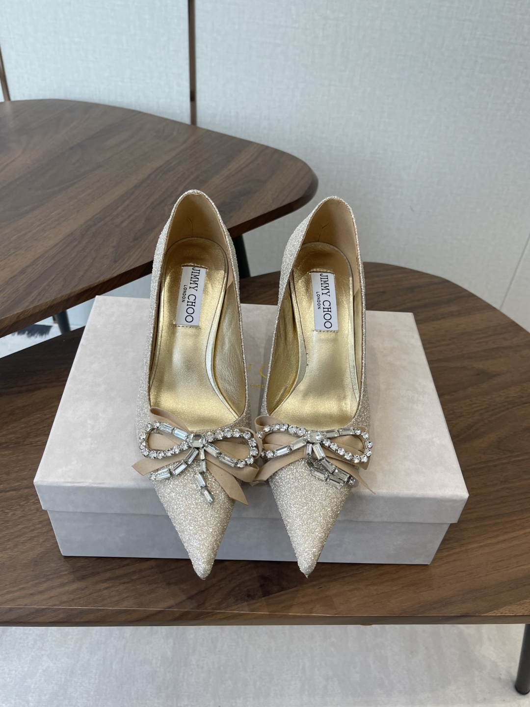 NO:647093,Jimmy Choo 25ss spring and summer bow series JC new high-heeled shoes blur the line between shoes and jewelry accessories with a distinctive Jimmy Choo style design. Exquisite and graceful draping, like an elegant ankle chain for slender feet. There are also many exquisite crystal pendants on the heel line to highlight the unique shoe shape. The pointed toe is paired with a 6.5cm slender high heel, which is fashionable and eye-catching and unforgettable. The upper is imported with diamonds.  Sheepskin lining for feet, Italian leather outsole Size 35-42 (40 41 42 customized, non-refundable), high-heeled shoes, jimmy choo, high heels, sheepskin, Leather soles19860909Jimmy Choo 25ss 春夏 蝴蝶结系列JC新款 高跟 单鞋 模糊鞋履与珠宝配饰之间的界线 鲜明 Jimmy Choo 风格设计. 精美上优美悬垂,宛如为纤足戴上优雅踝链.另有多颗精美水晶垂饰后跟线,突显别致鞋型,尖头配以 6.5厘米纤细高跟,时髦吸睛,令人难以忘怀 鞋面进口奥钻 格利特 内里垫脚羊皮 意大利真皮大底 Size35-42（40 41 42订做不退换）,高跟鞋单鞋,jimmy choo,high heels,sheepskin,Leather soles,Women's Shoes