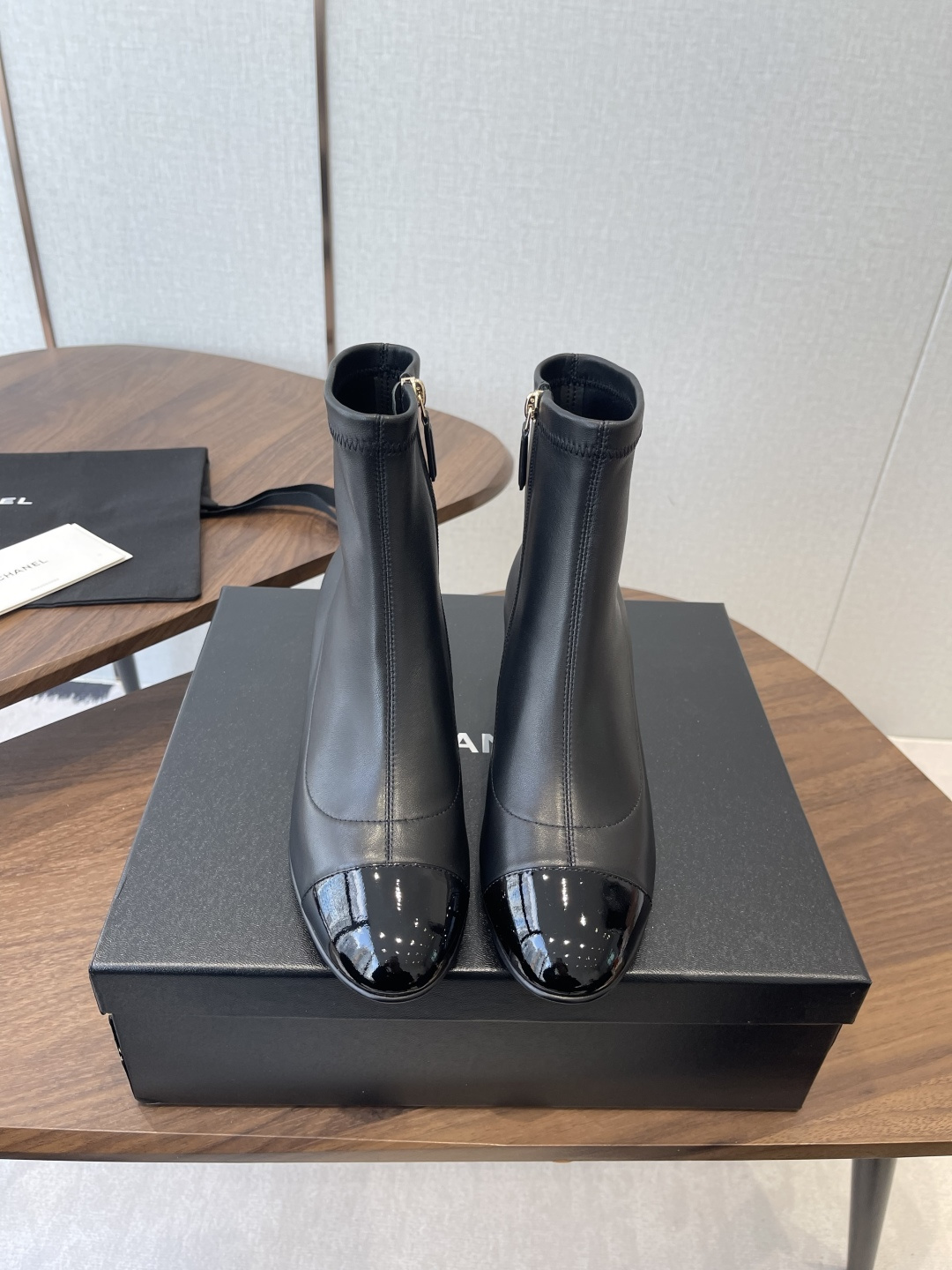 NO:647089,Chanel Xiaoxiang 25ss new autumn and winter round toe zipper short boots. This thick sole has a high export rate in European and American street photos. Ins is also very popular. I adjusted the shoe last for a month. The overall smoothness of the lines remains consistent with the original version. It is really charming. I believe that women with taste will fall in love with it. The CHANEL series will never disappoint. It is the goddess' weapon... Fabric: imported suede Lining: imported sheepskin Foot pads: imported cowhide  Outsole: Genuine leather outsole imported from Italy Size#35-40 (40 orders are not returnable), boots, chanel, boots, cowhide, sheepskin, chamois leather, Leather soles19860909Chanel 小香 25ss 秋冬新款 圆头后拉链短靴 这款厚底在欧美街拍中出境率超高,ins也是火了一把,调鞋楦都调了一个月 整体线条流畅性保持跟原版一致,真的太有魅力了,我相信有品味的女人会看上它,CHANEL系列一向不会令人失望,女神的利器…… 面料:进口麂皮 内里:进口羊皮 垫脚:进口牛皮 大底:意大利进口真皮大底 Size#35-40（40订做不退换）,靴子,chanel,boots,cowhide,sheepskin,chamois leather,Leather soles,Women's Shoes