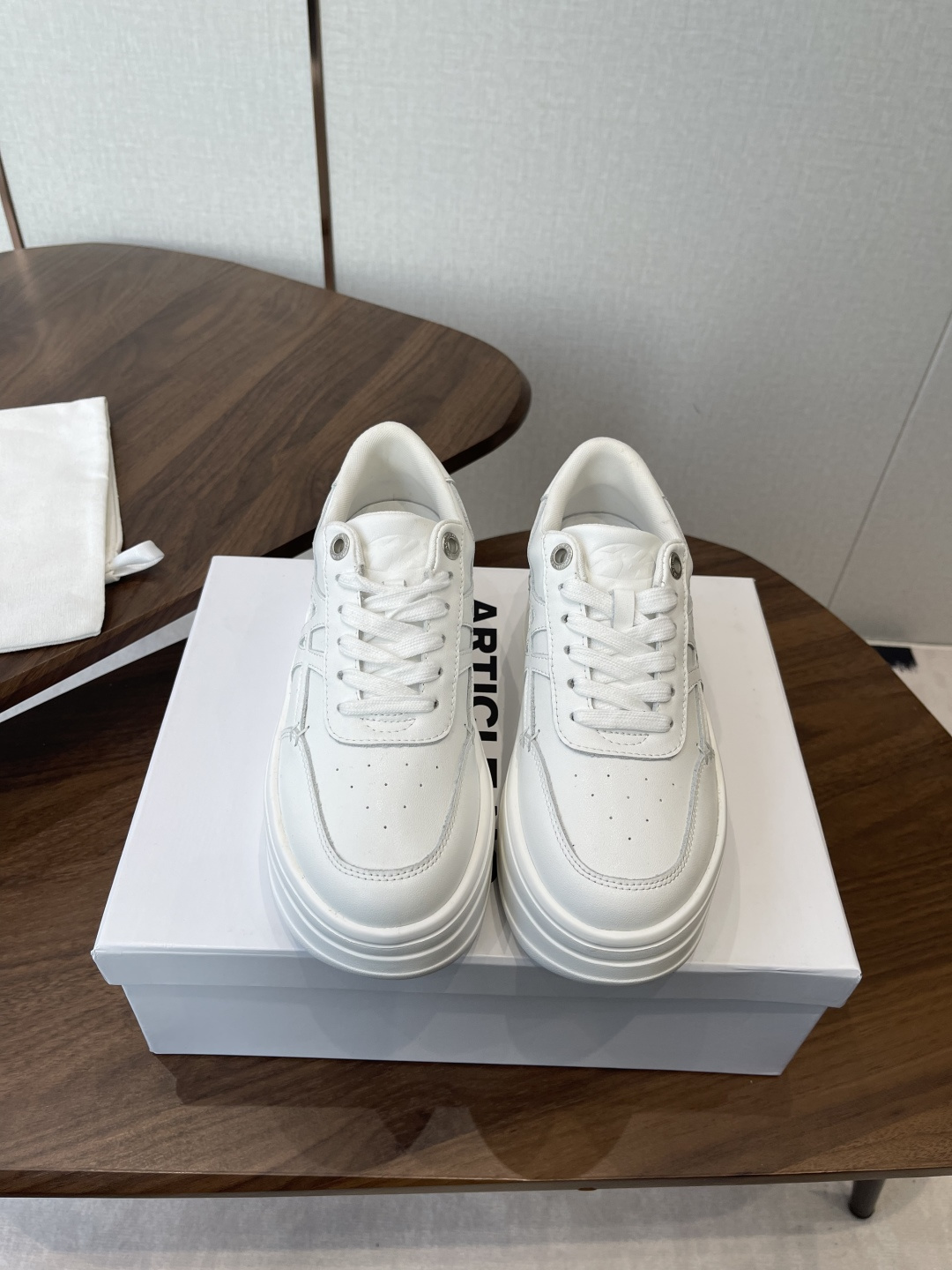 NO:647071,Pure original ARTICLE NO Thick-soled bread shoes, height-increasing shoes, white shoes, casual shoes. Thick-soled casual shoes must be worn with floor-length pants and wide-leg pants. They can be easily matched with many styles and shapes. They look stylish with any clothes ~ This version can be said to be an excellent imitation. The round toe and thick sole design visually increase the height and slim down, and are not bloated when worn!  !  Size#35-40 (40 orders are not returnable), casual shoes/sports shoes, sneakers19860909纯原ARTICLE NO 厚底面包鞋增高鞋 小白鞋 休闲鞋. 搭配拖地裤、阔腿裤的一定入厚底休闲鞋哦,可以轻松搭配超多风格和造型 搭配任何衣服都炒鸡洋气～这款版型可以说是优秀模仿生了,圆圆的鞋头加厚底设计 视觉上起到增高又显瘦的效果,穿上不臃肿！！ Size#35-40（40订做不退换）,休闲鞋/运动鞋,sneakers,Women's Shoes