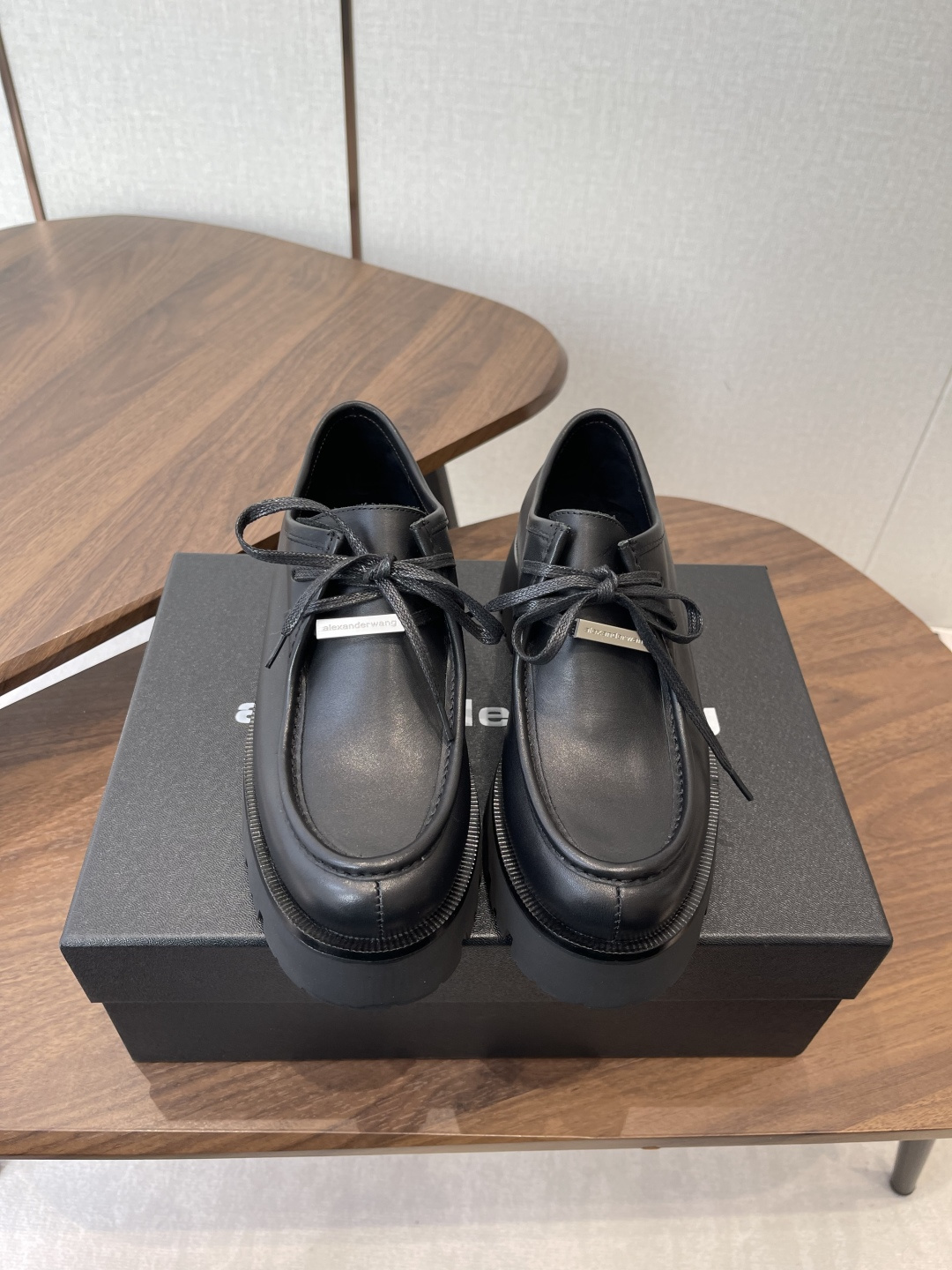 NO:647040,Alexander Wang aw carter Alexander Wang platform thick-soled loafers loafers Jennie King's thick-soled loafers are amazing, the same loafers are from pressure mountain king HaileyBieber's collision shoes!  This pair of stock trading artifacts is here. Compared with the previous old model and yours, the new model looks taller and slimmer. In addition to the classic black, there is also burgundy, which are low-key and no-match colors. The bright leather leather brother is matched with the iconic brand metal logo, and the 5cm thick sole design makes it easy to have long legs!  Upper cowhide, lining sheepskin, outsole molded rubber, heel height 5cm, Size 35-40 (40 customized, non-refundable), loafers, alexander wang, cartier, loafers, cowhide, sheepskin19860909Alexander Wang aw carter亚历山大王 松糕厚底乐福鞋 乐福鞋 Jennie 大王这双厚底乐福鞋好绝,同款乐福鞋来自压力山大王 HaileyBieber撞鞋！这双炒股神器就是来袭 新款相比之前的老款和你家的显高显瘦,除了经典黑色外,还有酒红色,都是低调白搭的配色 亮皮皮哥搭配标志性的品牌金属徽标,加上5cm厚底设计轻松拥有大长腿！ 鞋面牛皮 内里羊皮 大底开模橡胶 跟高5cm Size35-40（40订做不退换）,乐福鞋,alexander wang,cartier,loafers,cowhide,sheepskin,Women's Shoes