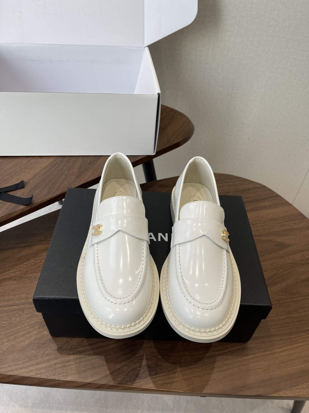 NO:647044,(Official website synchronized box packaging) Chanel 25ss Xiaoxiang new Xiaoxiang loafers single shoes for autumn and winter, the must-have hot style of the Chanel family, the goddess series, with the elegant and ladylike temperament of the Chanel family, super attractive, irresistible, and heart-warming... Imported calfskin upper, imported open-edge beaded cowhide, original molded hardware logo, mixed sheepskin lining, outsole, Italian genuine leather outsole Size #35-41 (40 41  Customized (non-refundable), loafers, chanel, chanel, loafers, cowhide, sheepskin, Leather soles19860909（官网同步盒包装） Chanel 25ss 小香 新款 小香乐福鞋 单鞋秋冬 香家必备爆款 女神系列,拥有香家特色优雅名媛气质,超级耐看,让人无法抗拒,心动ing…… 鞋面进口小牛皮 进口开边珠牛皮 原版开模五金logo 内里混种羊皮 大底意大利真皮大底 Size#35-41（40 41 定做不退换）,乐福鞋,chanel,chanel,loafers,cowhide,sheepskin,Leather soles,Women's Shoes