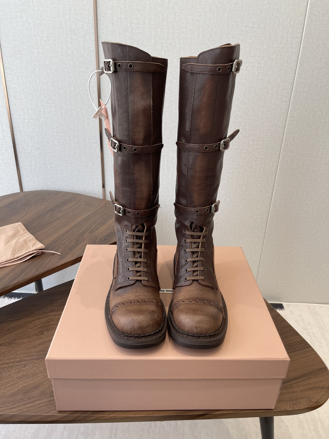 NO:647074,Short boots and high boots upgraded!  Exclusive purchase-level version of Miu Miu 25 autumn and winter catwalk style motorcycle style retro boots/short boots upgraded!  marvelous!  It’s up to us to make Miu look distressed!  The fastest version matching across the entire network. The latest version is here!  This fall and winter are hot!  Next is the rhythm of stock-out!  The upgraded coloring and distressing look so nice!  Cool and cool, continuing the popular style of Miu 24 autumn and winter show, new short boots, classic motorcycle boot shape, handsome and modern, upper made of vegetable blended calfskin, super texture, material: imported vegetable blended calfskin, lining: cowhide, foot pads: cowhide, outsole: original customized genuine leather outsole  Size#35-40 (40 orders are not returnable), boots, miumiu, boots, cowhide, Leather soles19860909短靴 高靴 升级啦！独家代购级版本 Miu Miu 25秋冬走秀款 机车风复古长靴/短靴 升级啦！太棒了！Miu做旧这块还是得我们！全网对版 最快 最新的来啦！今年秋冬火爆了的！ 接下来就是妥妥断货节奏！升级了后的擦色做旧太有那味了！ 酷飒酷飒的 延续了爆款风格 miu 24秋冬秀款 短靴新品 经典机车靴造型,帅气摩登 鞋面 植糅小牛皮,质感超好 材质:进口植糅小牛皮 内里:牛皮 垫脚:牛皮 大底:原版定制真皮大底 Size#35-40（40订做不退换）,靴子,miumiu,boots,cowhide,Leather soles,Women's Shoes