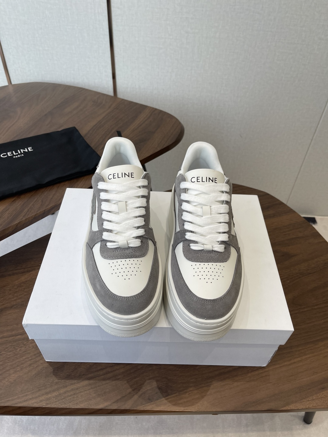 NO:649776,CELINE Celine new color CELINE RUNNER sports shoes with CELINE logo on the tongue and back of the shoe CELINE logo embossed on the back and side of the shoe Thick-soled bread shoes 2025 spring and summer new women's Arc de Triomphe logo laces are simple and comfortable, clean and neat, increase the height and show the slender legs Whether worn alone or paired with wide-leg pants, high street and retro together to make CELINE girls Original imported cowhide uppers Original lining Original open-molded Tpu outsole  Size#35-41 (40 41 customization is non-returnable and non-exchangeable), casual shoes/sports shoes, celine, celine, sneakers, cowhide19860909CELINE思琳赛琳 新色 CELINE RUNNER 动鞋鞋舌和鞋后帮饰有CELINE标志运动鞋 鞋后帮和侧面压印CELINE标志 厚底面包鞋2025春夏新款女凯旋门徽标系带简单舒服,干净利落,增高显腿细 无论是单穿还是搭配阔腿裤,高街又复古一起来做CELINE女孩 鞋面原版进口牛皮 内里原版内里 大底原版开模Tpu大底 Size#35-41（40 41定制不退不换）,休闲鞋/运动鞋,celine,celine,sneakers,cowhide,Women's Shoes