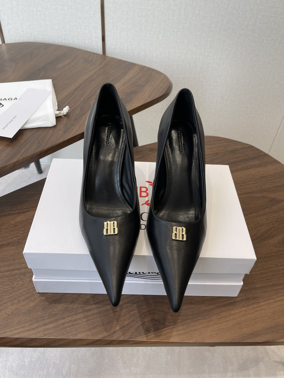 NO:649767,Balenciaga 26ss spring and summer new style double B buckle pointed toe sandals single shoes high heels Balenciaga's high heels are very good at winning women's hearts!  Simply stunning!  Your feet are sparkling!  And it’s very versatile!  This year’s new styles are starting to come in bright and vibrant colors!  I also hope that all women will be bright!  !  Material: imported sheepskin, silk, lining sheep lining, outsole, genuine leather outsole imported from Italy, heel height 8.5cm, Size#35-42 (40 41 42 customized, non-refundable), high heels, balenciaga, balenciaga, sandals, high heels, sheepskin, real silk, Leather soles19860909Balenciaga 26ss春夏新款 双B 扣尖头 凉鞋 单鞋 高跟鞋 巴黎世家出的高跟鞋都很会拿捏女人心！简直美呆了！ 上脚熠熠生辉！而且也很百搭！今年的新款开始出现明亮鲜艳的颜色！也希望女性都明媚！！ 材质进口羊皮 真丝 内里羊里 大底意大利进口真皮大底 跟高8.5cm Size#35-42（40 41 42订做不退换）,高跟鞋单鞋,balenciaga,balenciaga,sandals,high heels,sheepskin,real silk,Leather soles,Women's Shoes