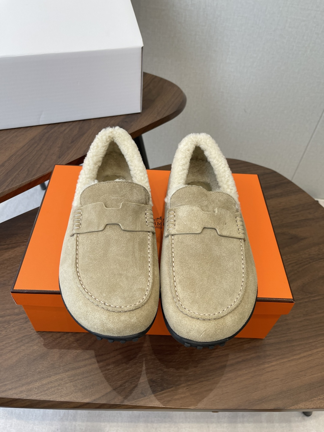 NO:649759,Produced in Guan (Official website synchronized box packaging) Hermes' 25th new autumn and winter Baotou, wool slippers, wool single shoes, super versatile, good-looking and fashionable, many celebrity Internet celebrities grow grass, a must-have for autumn and winter, casual, comfortable and high-end. Upper: imported Yangjing lining: imported wool lining. Feet: imported mixed sheepskin. Outsole: Tpu non-slip and wear-resistant outsole. Size 35-41 (40  41 Customized (non-refundable), loafers, hermes, hermes, loafers, sheepskin, sheep19860909莞产（官网同步盒包装） Hermes爱马仕最25新秋冬包头 毛拖 羊毛单鞋 超级百搭好看时髦 超多明星网红种草 秋冬必备 随意舒适高级感 鞋面:进口羊京 内里:进口羊毛里 垫脚:迸口混种羊皮 大底:Tpu防滑耐磨大底 Size35-41（40 41定做不退换),乐福鞋毛毛鞋,hermes,hermes,loafers,sheepskin,sheep,Women's Shoes