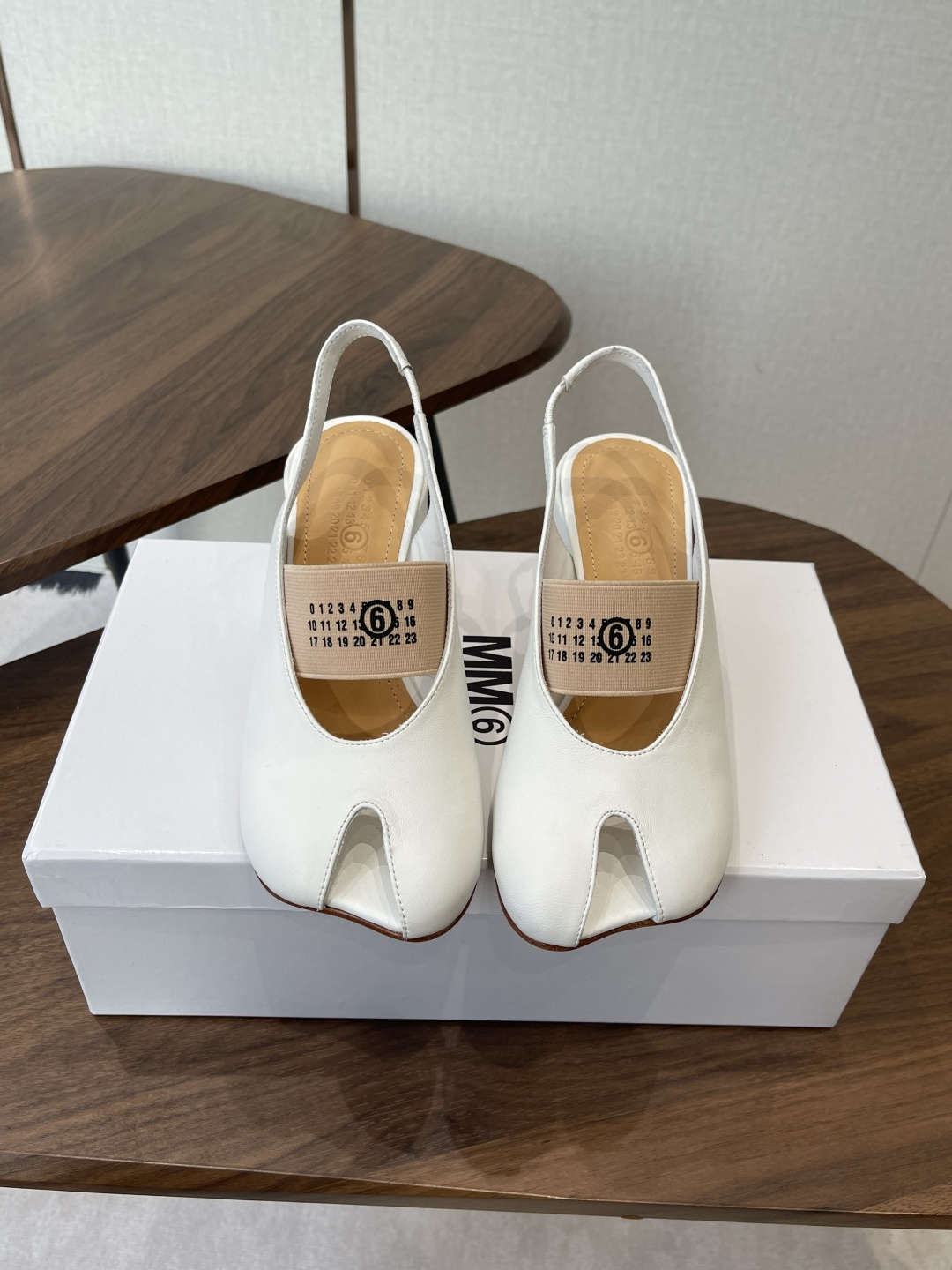 NO:649741,Maison Margiela's new spring and summer ballet Mary Jane flat split-toe sandals are inspired by the traditional Japanese foot bag, which separates the big toe from the other toes. It is highly visually recognizable and is the brand's pioneering deconstructed style. The split-toe structure allows the toes to stretch more and reduce the sense of restraint. It is paired with soft leather material and is not easy to get tired when worn for a long time; it can also enhance the contact between the foot and the ground, making walking more stable.  It can be worn with casual wear or formal/elegant looks, and is suitable for a variety of dressing scenes. Made of high-quality leather, the shoe body is simple, Mary Jane style + back strap, with brand logo on the shoelaces, which has both texture and design. Sheepskin upper, sheepskin lining, genuine leather outsole, Height: 1cm/6cm, Size 35-41 (40, 41 customized, non-returnable), sandals, sandals, mary jane, sheepskin, Leather soles19860909Maison Margiela春夏新品芭蕾舞玛丽珍平底分趾凉鞋  灵感源于日本传统足袋,把大脚趾与其他脚趾分开,视觉辨识度极高,是品牌先锋解构风格.分趾结构让脚趾更舒展,减少束缚感,搭配柔软皮革材质,长时间穿也不易累；同时能增强脚部与地面的接触,行走更稳. 既可以配休闲装,也能搭正式/优雅造型,适配多种穿搭场景.用优质皮革,鞋身简约,玛丽珍款式+后绊带,鞋带上带有品牌标识,兼具质感与设计感. 鞋面羊皮 内里羊皮 大底真皮大底 高度:1cm/6cm Size35-41码（40、41定制不退换）,凉鞋,sandals,mary jane,sheepskin,Leather soles,Women's Shoes