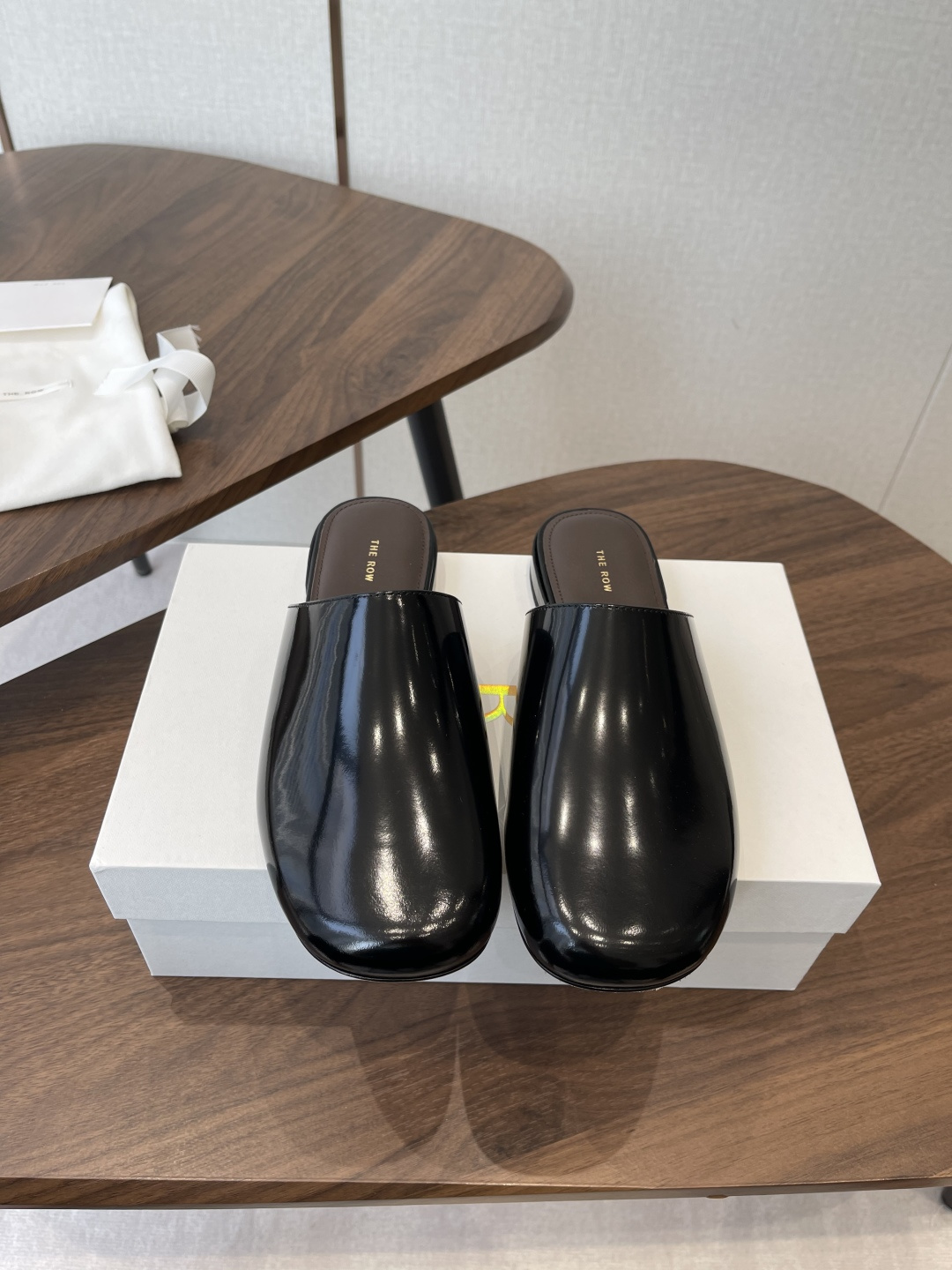 NO:649735,The new Roman Mule slippers from The Row in Wanguan, I fell in love with them when I first saw them. They have a retro feel and are casually paired with sexy and charming designs!  Consistently minimalist style, without any logo embellishment, simplicity is high-end. This model is very tolerant. The imported cowhide material itself is malleable, so it can be worn by skinny or fleshy feet. It has good wrapping properties and will fit more closely when walking without shaking. It is very comfortable. This kind of slippers is really suitable for trousers and long skirts. The breathable mesh looks very cool and sexy. It is high-end, simple and has a sense of design. It is often worn in summer. It is very easy to match. 10,000 recommendations. The upper is custom-made imported stone pattern cowhide.  The foot pads are made of imported grain mixed sheepskin, which is very comfortable and soft. The outsole is made of imported Italian leather outsole TPU injection, which is soft and non-slip. Size#35-40 (40 orders are not returnable), semi-trailers, slippers, skirts, cowhide, sheepskin, Leather soles19860909莞产The Row新款罗马穆勒拖,第一眼看到这个鞋子就爱上了,带点复古味随性搭配性感迷人好看！一贯极简风格,没有任何logo点缀,简单即是高级 这一款包容性挺广的,材质进口牛皮本身就有延展性所以瘦一点还是肉一点的脚都能穿 它的包裹性很好,走起来会更贴合不会甩很舒适. 这种拖鞋真的好适合长裤长裙,透气织网的样子很清凉小性感,高级简单又有设计感夏日穿着频率很高,非常好搭配,一万个推荐. 鞋面定制进口石头纹牛皮 垫脚进口粒面混种羊皮,非常舒适柔软,大底采用进口意大利真皮大底tpu射出,柔软且防滑 Size#35-40（40订做不退换）,半拖,slippers,skirts,cowhide,sheepskin,Leather soles,Women's Shoes