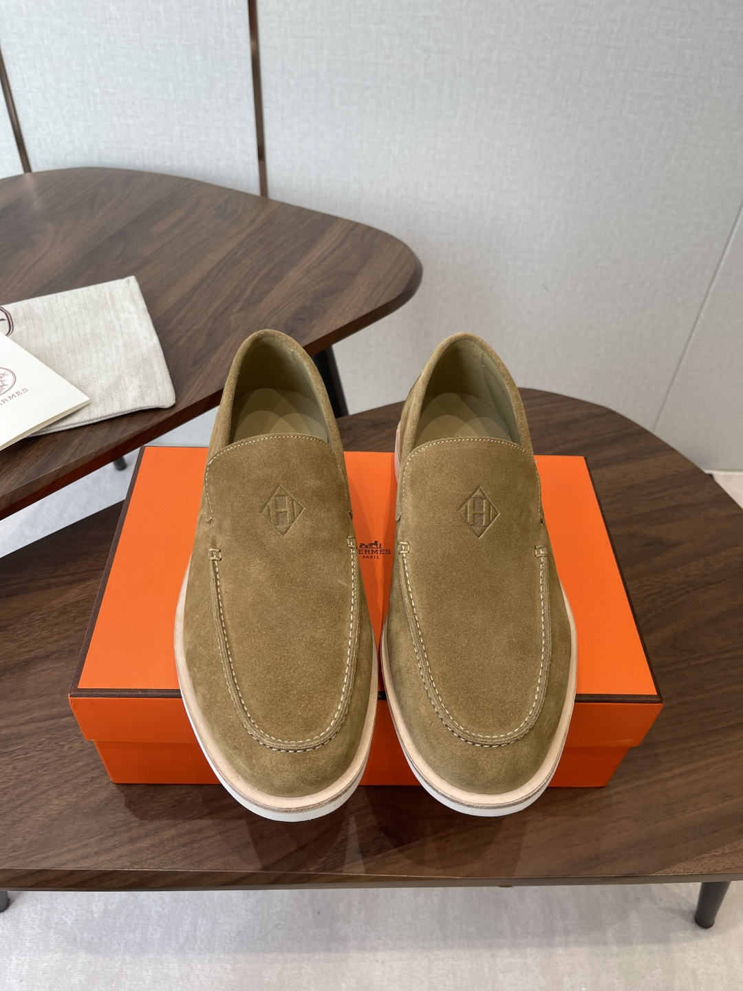 NO:649727,Hermes Hermes classic H loafers, durable, casual, simple style, lace-free casual sports shoes, comfortable, casual, versatile. Fabric: Customized imported calfskin Lining: Sheepskin lining Outsole: Original molded outsole Size men 39-46 (45 46 customized non-refundable), loafers, hermes, hermes, loafers, sneakers, cowhide, sheepskin19860909Hermes 爱马仕经典H 乐福鞋 经久不衰 休闲 简约风格免系带休闲运动鞋 舒适 休闲 百搭 面料: 定制进口小牛皮 内里: 羊皮内里 大底: 原版开模大底 Size男39-46（45 46订做不退换）,乐福鞋,hermes,hermes,loafers,sneakers,cowhide,sheepskin,Women's Shoes