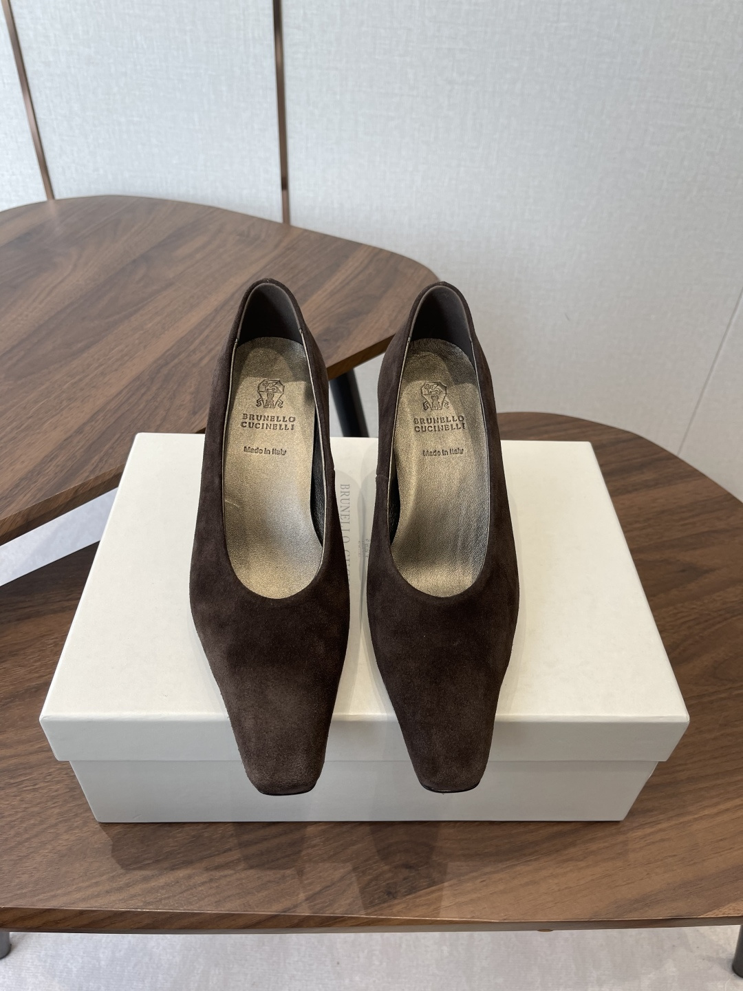 NO:670096,BrunelloCucinell*·BC 26ss spring and summer high-heeled square-toe shoes. Square-toe shoes are always very feminine, elegant, refined, not hasty or slow, and have a kind of temperament that many loafers cannot match. But if pointed-toe high-heeled shoes are tired after wearing them for a long time, then a pair of square-toe flat shoes that are easy to wear and look good are just needed. Imported cowhide, fine leather, foot feel is very important. Needless to say, this does not need to be said. Women know the importance of a good pair of shoes to avoid all kinds of friction and wear on the feet.  Delicate texture is a must. Material: imported cowhide. Foot pads: sheepskin. Outsole: genuine leather sole imported from Italy. Size#35-41 (40-41 custom-made, non-refundable) 121729025, high-heeled sandals, brunello cucinelli, loafers, sandals, flats, high heels, cowhide, sheepskin19860909BrunelloCucinell*·BC 26ss春夏高跟方头单鞋 方头鞋一贯是很有女人味的 优雅 精致不急不缓 是有一种气质的这是很多乐福鞋比拟不了的 但是如果尖头高跟鞋穿久了累 那么一双好穿好看的方头平底鞋就是刚需了 进口牛皮 皮质细腻 脚感很重要 这个不需要多说 女人太懂一双好鞋的重要性了 避免各种摩擦磨脚 细腻的质感就是必须要有的 材质:进口牛皮 垫脚:羊皮 大底:意大利进口真皮底 Size#35-41（40 41订做不退换） 121729025,高跟鞋凉鞋,brunello cucinelli,loafers,sandals,flats,high heels,cowhide,sheepskin,Women's Shoes