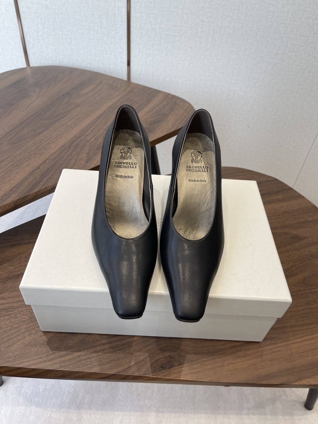 NO:670094,BrunelloCucinell*·BC 26ss spring and summer high-heeled square-toe shoes. Square-toe shoes are always very feminine, elegant, refined, not hasty or slow, and have a kind of temperament that many loafers cannot match. But if pointed-toe high-heeled shoes are tired after wearing them for a long time, then a pair of square-toe flat shoes that are easy to wear and look good are just needed. Imported cowhide, fine leather, foot feel is very important. Needless to say, this does not need to be said. Women know the importance of a good pair of shoes to avoid all kinds of friction and wear on the feet.  Delicate texture is a must. Material: imported cowhide. Foot pads: sheepskin. Outsole: genuine leather sole imported from Italy. Size#35-41 (40-41 custom-made, non-refundable). No. 121729025, high-heeled sandals, brunello cucinelli, loafers, sandals, flats, high heels, cowhide, sheepskin.19860909BrunelloCucinell*·BC 26ss春夏高跟方头单鞋 方头鞋一贯是很有女人味的 优雅 精致不急不缓 是有一种气质的这是很多乐福鞋比拟不了的 但是如果尖头高跟鞋穿久了累 那么一双好穿好看的方头平底鞋就是刚需了 进口牛皮 皮质细腻 脚感很重要 这个不需要多说 女人太懂一双好鞋的重要性了 避免各种摩擦磨脚 细腻的质感就是必须要有的 材质:进口牛皮 垫脚:羊皮 大底:意大利进口真皮底 Size#35-41（40 41订做不退换） 编号121729025,高跟鞋凉鞋,brunello cucinelli,loafers,sandals,flats,high heels,cowhide,sheepskin,Women's Shoes