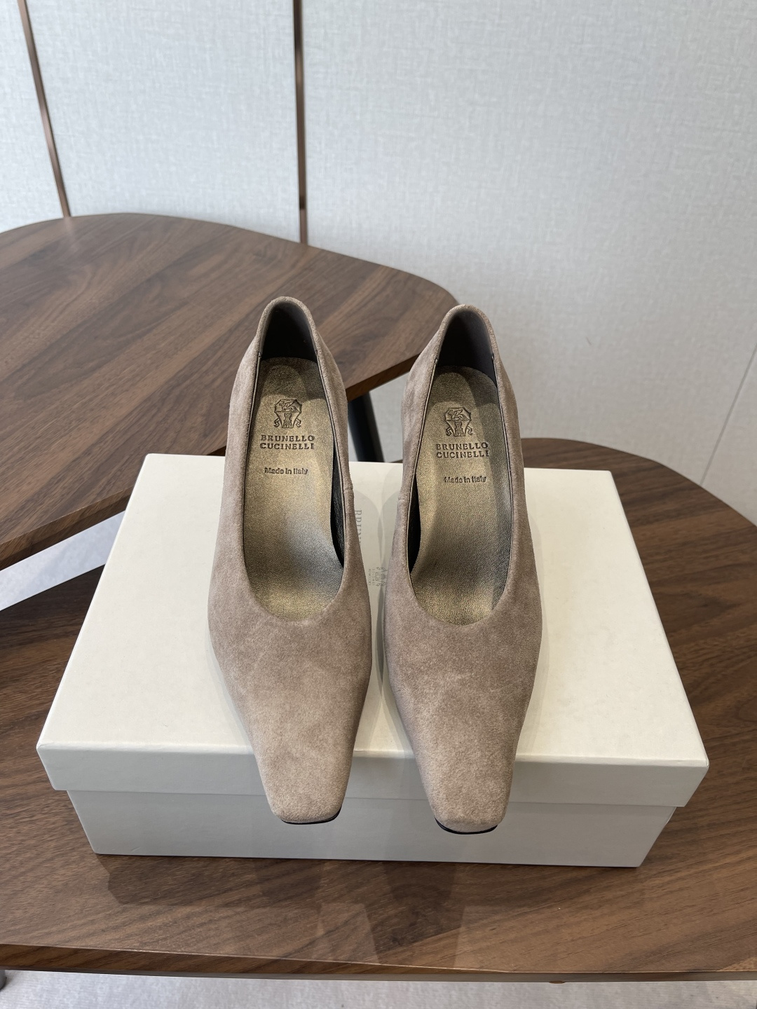 NO:670092,BrunelloCucinell*·BC 26ss spring and summer high-heeled square-toe shoes. Square-toe shoes are always very feminine, elegant, refined, not hasty or slow, and have a kind of temperament that many loafers cannot match. But if pointed-toe high-heeled shoes are tired after wearing them for a long time, then a pair of square-toe flat shoes that are easy to wear and look good are just needed. Imported cowhide, fine leather, foot feel is very important. Needless to say, this does not need to be said. Women know the importance of a good pair of shoes to avoid all kinds of friction and wear on the feet.  Delicate texture is a must. Material: imported cowhide. Foot pads: sheepskin. Outsole: genuine leather sole imported from Italy. Size#35-41 (40-41 custom-made, non-refundable) 121729025, high-heeled sandals, brunello cucinelli, loafers, sandals, flats, high heels, cowhide, sheepskin19860909BrunelloCucinell*·BC 26ss春夏高跟方头单鞋 方头鞋一贯是很有女人味的 优雅 精致不急不缓 是有一种气质的这是很多乐福鞋比拟不了的 但是如果尖头高跟鞋穿久了累 那么一双好穿好看的方头平底鞋就是刚需了 进口牛皮 皮质细腻 脚感很重要 这个不需要多说 女人太懂一双好鞋的重要性了 避免各种摩擦磨脚 细腻的质感就是必须要有的 材质:进口牛皮 垫脚:羊皮 大底:意大利进口真皮底 Size#35-41（40 41订做不退换） 121729025,高跟鞋凉鞋,brunello cucinelli,loafers,sandals,flats,high heels,cowhide,sheepskin,Women's Shoes