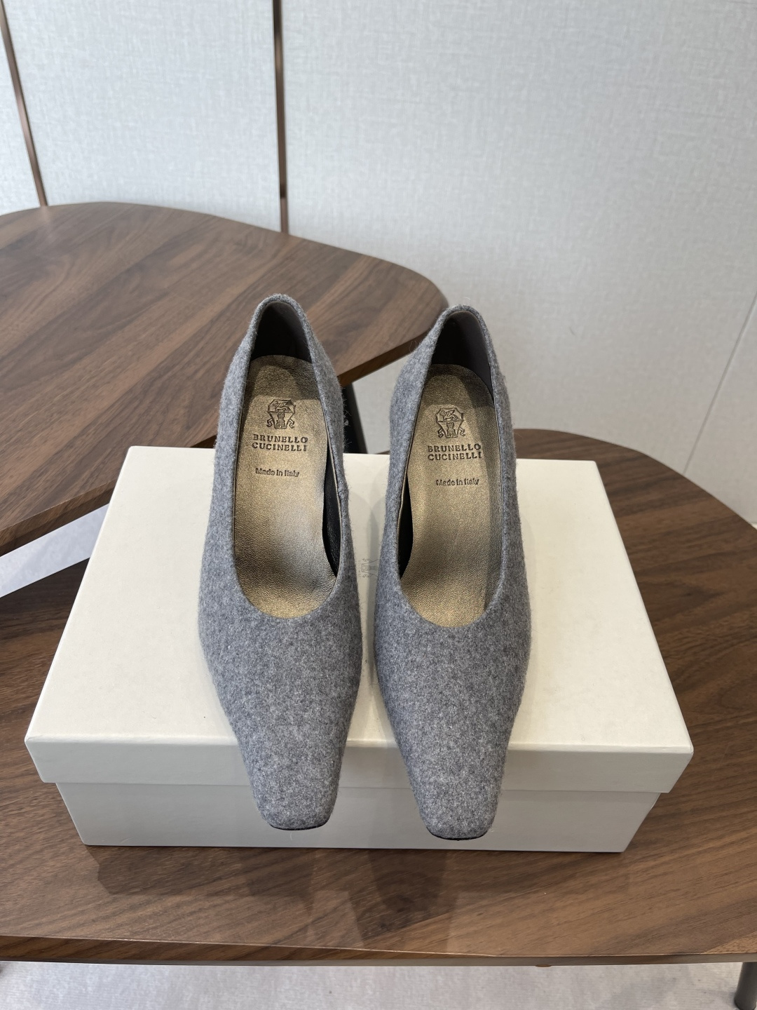 NO:649793,BrunelloCucinell*·BC 26ss spring and summer high-heeled square-toe shoes. Square-toe shoes are always very feminine, elegant, refined, not hasty or slow, and have a kind of temperament that many loafers cannot match. But if pointed-toe high-heeled shoes are tired after wearing them for a long time, then a pair of square-toe flat shoes that are easy to wear and look good are just needed. Imported cowhide, fine leather, foot feel is very important. Needless to say, this does not need to be said. Women know the importance of a good pair of shoes to avoid all kinds of friction and wear on the feet.  Delicate texture is a must. Material: imported cowhide. Foot pads: sheepskin. Outsole: genuine leather sole imported from Italy. Size#35-41 (40-41 custom-made, non-refundable), high-heeled shoes, brunello cucinelli, loafers, flats, high heels, cowhide, sheepskin19860909BrunelloCucinell*·BC 26ss春夏高跟方头单鞋 方头鞋一贯是很有女人味的 优雅 精致不急不缓 是有一种气质的这是很多乐福鞋比拟不了的 但是如果尖头高跟鞋穿久了累 那么一双好穿好看的方头平底鞋就是刚需了 进口牛皮 皮质细腻 脚感很重要 这个不需要多说 女人太懂一双好鞋的重要性了 避免各种摩擦磨脚 细腻的质感就是必须要有的 材质:进口牛皮 垫脚:羊皮 大底:意大利进口真皮底 Size#35-41（40 41订做不退换）,高跟鞋单鞋,brunello cucinelli,loafers,flats,high heels,cowhide,sheepskin,Women's Shoes