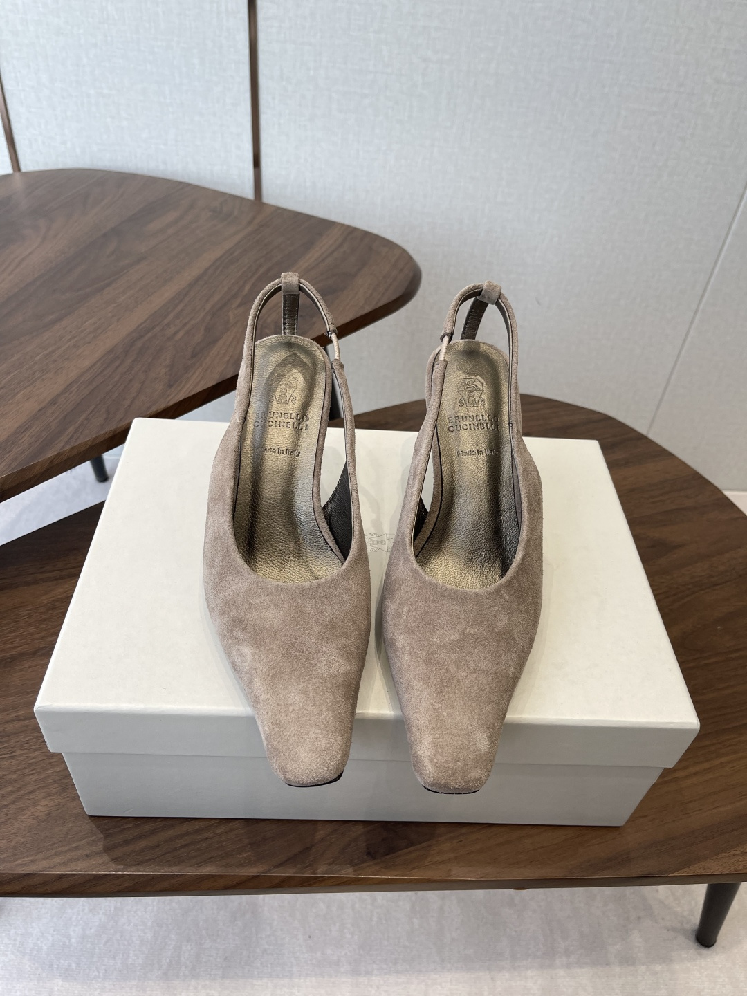 NO:670090,BrunelloCucinell*·BC 26ss spring and summer high-heeled square-toe sandals. Square-toe shoes are always very feminine, elegant, refined, not hasty or slow, and have a kind of temperament that many loafers cannot match. But if pointed-toe high-heeled shoes are tired after wearing them for a long time, then a pair of square-toe flat shoes that are easy to wear and look good are just needed. Imported cowhide, fine leather, foot feel is very important. Needless to say, there is no need to say more. Women know the importance of a good pair of shoes to avoid all kinds of friction and wear on the feet.  Delicate texture is a must. Material: imported cowhide. Foot pads: sheepskin. Outsole: genuine leather sole imported from Italy. Size#35-41 (40-41 custom-made, non-refundable) 121728025, high-heeled sandals, brunello cucinelli, loafers, sandals, flats, high heels, cowhide, sheepskin19860909BrunelloCucinell*·BC 26ss春夏高跟方头凉鞋 方头鞋一贯是很有女人味的 优雅 精致不急不缓 是有一种气质的这是很多乐福鞋比拟不了的 但是如果尖头高跟鞋穿久了累 那么一双好穿好看的方头平底鞋就是刚需了 进口牛皮 皮质细腻 脚感很重要 这个不需要多说 女人太懂一双好鞋的重要性了 避免各种摩擦磨脚 细腻的质感就是必须要有的 材质:进口牛皮 垫脚:羊皮 大底:意大利进口真皮底 Size#35-41（40 41订做不退换） 121728025,高跟鞋凉鞋,brunello cucinelli,loafers,sandals,flats,high heels,cowhide,sheepskin,Women's Shoes