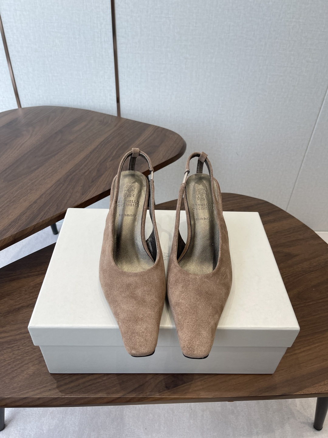 NO:670088,BrunelloCucinell*·BC 26ss spring and summer high-heeled square-toe sandals. Square-toe shoes are always very feminine, elegant, refined, not hasty or slow, and have a kind of temperament that many loafers cannot match. But if pointed-toe high-heeled shoes are tired after wearing them for a long time, then a pair of square-toe flat shoes that are easy to wear and look good are just needed. Imported cowhide, fine leather, foot feel is very important. Needless to say, there is no need to say more. Women know the importance of a good pair of shoes to avoid all kinds of friction and wear on the feet.  Delicate texture is a must. Material: imported cowhide. Foot pads: sheepskin. Outsole: genuine leather sole imported from Italy. Size#35-41 (40-41 custom-made, non-returnable). No. 121728025, high-heeled sandals, brunello cucinelli, loafers, sandals, flats, high heels, cowhide, sheepskin.19860909BrunelloCucinell*·BC 26ss春夏高跟方头凉鞋 方头鞋一贯是很有女人味的 优雅 精致不急不缓 是有一种气质的这是很多乐福鞋比拟不了的 但是如果尖头高跟鞋穿久了累 那么一双好穿好看的方头平底鞋就是刚需了 进口牛皮 皮质细腻 脚感很重要 这个不需要多说 女人太懂一双好鞋的重要性了 避免各种摩擦磨脚 细腻的质感就是必须要有的 材质:进口牛皮 垫脚:羊皮 大底:意大利进口真皮底 Size#35-41（40 41订做不退换） 编号121728025,高跟鞋凉鞋,brunello cucinelli,loafers,sandals,flats,high heels,cowhide,sheepskin,Women's Shoes