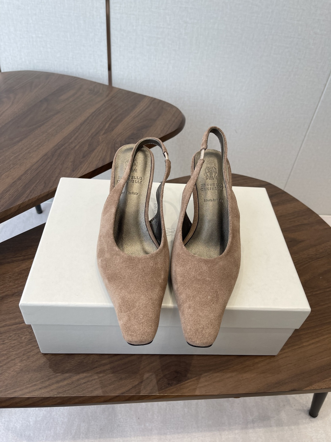 NO:649784,BrunelloCucinell*·BC 26ss spring and summer high-heeled square-toe sandals. Square-toe shoes are always very feminine, elegant, refined, not hasty or slow, and have a kind of temperament that many loafers cannot match. But if pointed-toe high-heeled shoes are tired after wearing them for a long time, then a pair of square-toe flat shoes that are easy to wear and look good are just needed. Imported cowhide, fine leather, foot feel is very important. Needless to say, there is no need to say more. Women know the importance of a good pair of shoes to avoid all kinds of friction and wear on the feet.  Delicate texture is a must. Material: imported cowhide. Foot pads: sheepskin. Outsole: genuine leather sole imported from Italy. Size#35-41 (40 41 custom-made, non-refundable), high heels and sandals, brunello cucinelli, loafers, sandals, flats, high heels, cowhide, sheepskin19860909BrunelloCucinell*·BC 26ss春夏高跟方头凉鞋 方头鞋一贯是很有女人味的 优雅 精致不急不缓 是有一种气质的这是很多乐福鞋比拟不了的 但是如果尖头高跟鞋穿久了累 那么一双好穿好看的方头平底鞋就是刚需了 进口牛皮 皮质细腻 脚感很重要 这个不需要多说 女人太懂一双好鞋的重要性了 避免各种摩擦磨脚 细腻的质感就是必须要有的 材质:进口牛皮 垫脚:羊皮 大底:意大利进口真皮底 Size#35-41（40 41订做不退换）,高跟鞋凉鞋,brunello cucinelli,loafers,sandals,flats,high heels,cowhide,sheepskin,Women's Shoes