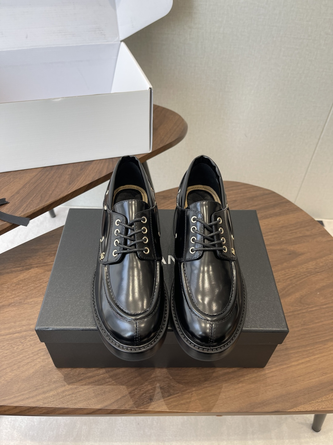 NO:680460,CHANEL 25ss new autumn and winter loafers are now available on the official website. They are out of stock at the counters. Major bloggers are recommending this style on social days. This season’s new style is simply eye-catching. It looks great on the feet. It has a casual casual sports style, cool and natural, and interprets Chanel’s fashionable femininity. Overall customization has made all sports models on the market obsolete. This series is now available for sale~ The upper is made of custom imported calfskin, the lining is original sheepskin, and the original hardware is fully molded.  (Not common in the market) Outsole Original custom molded TPU combination outsole Height 4 cm Size#35-41 (40 41 custom-made non-returnable), loafers, chanel, chanel, loafers, cowhide, sheepskin19860909CHANEL 25ss 秋冬新款乐福鞋 官网同步上 专柜断货王 各大博主社交日推款 这季新款简直闭眼入,上脚狂好看,率性的休闲运动风,飒爽又自然,演绎香奈儿的时髦女性气质 整体定制令当时市面上的所有运动款变得过时,本系列现已登陆发售～ 鞋面采用定制进口小牛皮 内里原版羊皮 五金原版全套开模 (非市场通用) 大底原版定制开模TPU组合大底 高度4公分 Size#35-41（40 41定做不退换),乐福鞋,chanel,chanel,loafers,cowhide,sheepskin,Women's Shoes