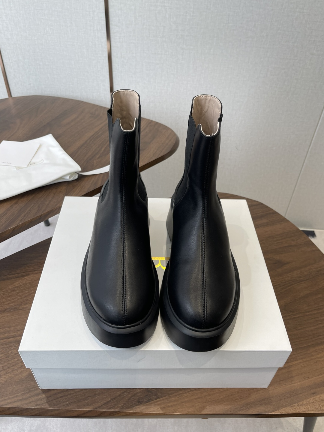 NO:680492,Made in Guangzhou, The Row genuine leather French retro round-toe minimalist and versatile flat-soled Chelsea short boots are really the most comfortable style I have ever worn. They are so soft!  People who are foot grinders must pick it up. It has a high-end yet simple feel. In fact, in addition to being good-looking, it is so comfortable that you can’t bear to take it off!  Paired with jeans, suit trousers, and skirts, there is no sense of violation. The fabric is original imported suede. The sole is original sole. Size#35-39 (40, customization is non-returnable and non-exchangeable), boots, boots, skirts, jeans, business suit, chamois leather19860909莞产The row真皮法式复古圆头极简百搭平底 切尔西短靴脚真的是史上我穿过最最舒服的款式太柔软啦！ 磨脚星人一定要收了它 有一丢高级又简约的感觉其实除了好看以外它的舒适度真的是好穿到舍不得脱下来啦！ 搭配牛仔裤 西装裤 半身裙都毫无违和感 面料原版进口麂皮 鞋底原版鞋底 Size#35-39（40,定制不退不换）,靴子,boots,skirts,jeans,business suit,chamois leather,Women's Shoes