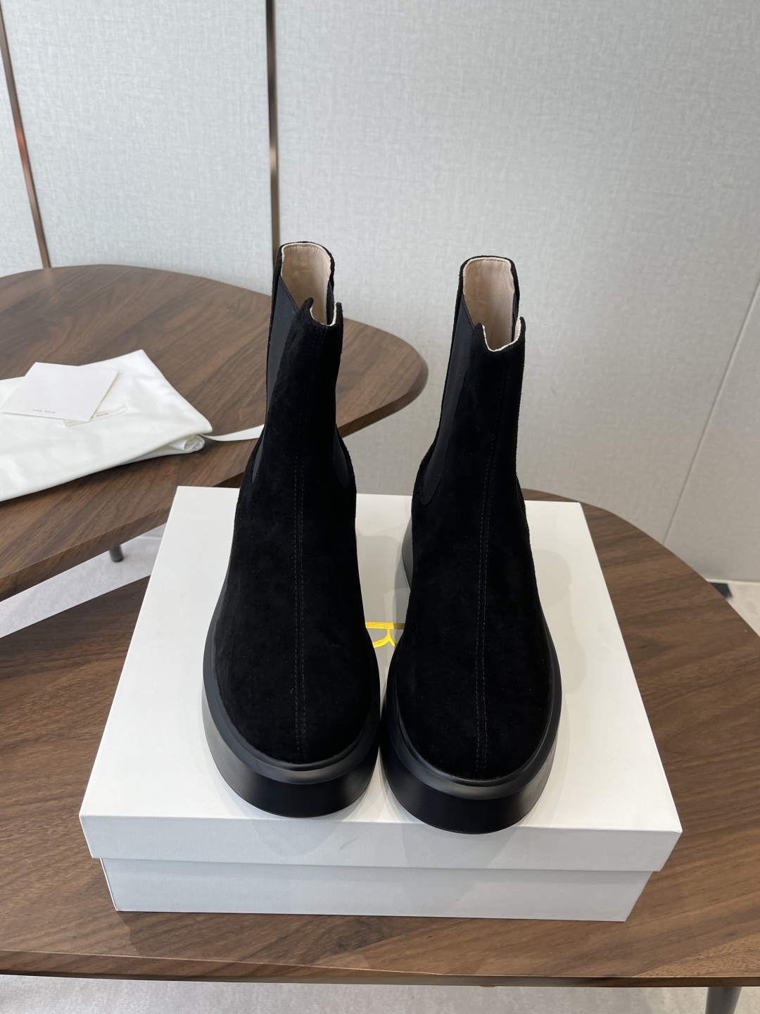 NO:680450,Made in Guangzhou, The Row genuine leather French retro round-toe minimalist and versatile flat-soled Chelsea short boots are really the most comfortable style I have ever worn. They are so soft!  People who are foot grinders must pick it up. It has a high-end yet simple feel. In fact, in addition to being good-looking, it is so comfortable that you can’t bear to take it off!  Paired with jeans, suit trousers, and skirts, there is no sense of violation. The fabric is original imported suede. The sole is original sole. Size#35-39 (40, customization is non-returnable and non-exchangeable), boots, boots, skirts, jeans, business suit, chamois leather19860909莞产The row真皮法式复古圆头极简百搭平底 切尔西短靴脚真的是史上我穿过最最舒服的款式太柔软啦！ 磨脚星人一定要收了它 有一丢高级又简约的感觉其实除了好看以外它的舒适度真的是好穿到舍不得脱下来啦！ 搭配牛仔裤 西装裤 半身裙都毫无违和感 面料原版进口麂皮 鞋底原版鞋底 Size#35-39（40,定制不退不换）,靴子,boots,skirts,jeans,business suit,chamois leather,Women's Shoes