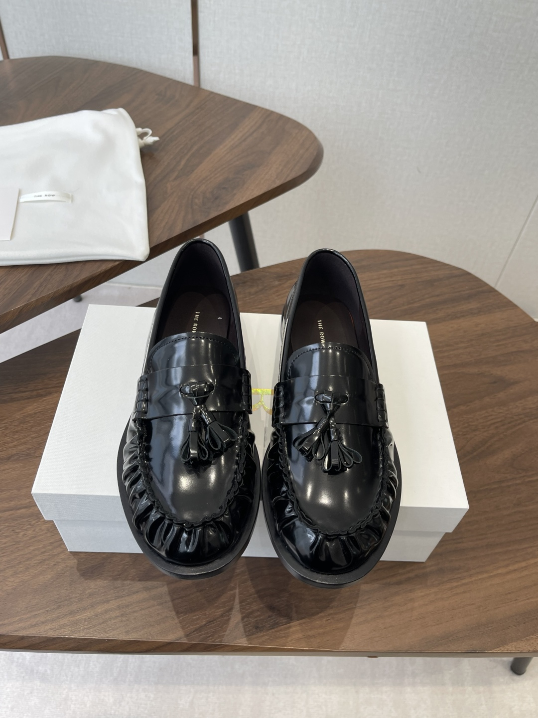 NO:680476,The Row25ss, the new autumn and winter minimalist flat-soled pleated tassel loafer casual shoes produced in Guangzhou, is a minimalist and high-end loafer style, with tassel decoration + pleated toe details, which retains the classic feel and the brand's iconic low-key sophistication. The lining is made of lambskin, which is soft and delicate to the touch; the stitching technology is fine.  Super light and soft, good wrapping but not tight, with both comfort and fit; one-leg design is easy to put on and take off. Suitable for commuting, leisure and other styles, it is a 'low-key luxury + versatile and practical' wardrobe classic. The upper is imported calfskin, the lining is imported sheepskin, the outsole is made of Italian genuine leather, and the heel height is 2.5cm.  size 35-40 (customized sizes 40 are non-refundable), loafers, loafers, cowhide, sheepskin, Leather soles19860909莞产The Row25ss秋冬新款极简平底褶皱流苏乐福鞋休闲鞋 极简高级的乐福鞋型,搭配流苏装饰+褶皱鞋头细节,既保留经典感又有品牌标志性的低调精致感,内里为小羊皮,触感柔软细腻；缝线工艺精细. 超轻软、包裹性好但不紧绷,兼具舒适感与贴合度；一脚蹬设计方便穿脱.适配通勤、休闲等多种风格,属于“低调奢华+百搭实穿”的衣橱经典款. 鞋面进口小牛皮 内里进口羊皮 大底意大利真皮大底注塑 跟高2.5cm size35-40码（40码定制不退换）,乐福鞋,loafers,cowhide,sheepskin,Leather soles,Women's Shoes