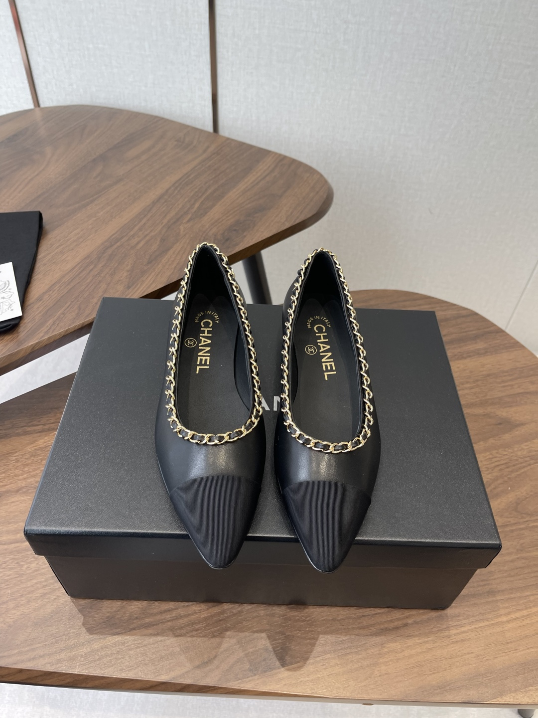 NO:680472,Chanel classic chain shoes and beautiful Xiaoxiang Mary Jane ballet shoes. My favorite celebrities and celebrities are wearing them, which makes me like this shoe even more. It makes me feel like a girl when I put it on. It can be matched with various styles. There are very few white Mary Janes. Only in Xiaoxiang can it look particularly high-profile. Simple solid color without complicated design. In spring, paired with small pants or gauze skirt, it can bring out a different kind of high-end!  It's really a pedicure style and comfortable!  Highly recommend this!  Can be used in daily life and work!  Don’t pick anyone’s shoes!  The shape of the last has been adjusted countless times. Only when it is truly comfortable can it become a normal product!  Imported sheepskin upper, imported sheepskin lining, leather outsole, Size 35~40 (40 customized, non-returnable), ballet shoes, chanel, mary jane, skirts, sheepskin, Leather soles19860909Chanel 经典款 链条鞋 好看的小香玛丽珍芭蕾单鞋,喜欢的明星和红人都在穿,让我更加喜欢这款鞋少女心爆棚,穿上就仙,可以搭配各种风格白色玛丽珍几乎很少,只有在小香这里才能显得格外高调,简约的纯色没有复杂设计,春天配小脚裤,纱裙都能衬托出别样的高级！ 真的是上脚又修脚型,又舒适！非常推荐这款！日常和工作都可以驾驭！不挑任何人的鞋款！ 楦型是调整了无数次了,真正达到舒适了才正常大货！ 鞋面进口羊皮 内里进口羊皮 大底真皮大底 Size35~40（40定制不退换）,芭蕾舞鞋,chanel,mary jane,skirts,sheepskin,Leather soles,Women's Shoes